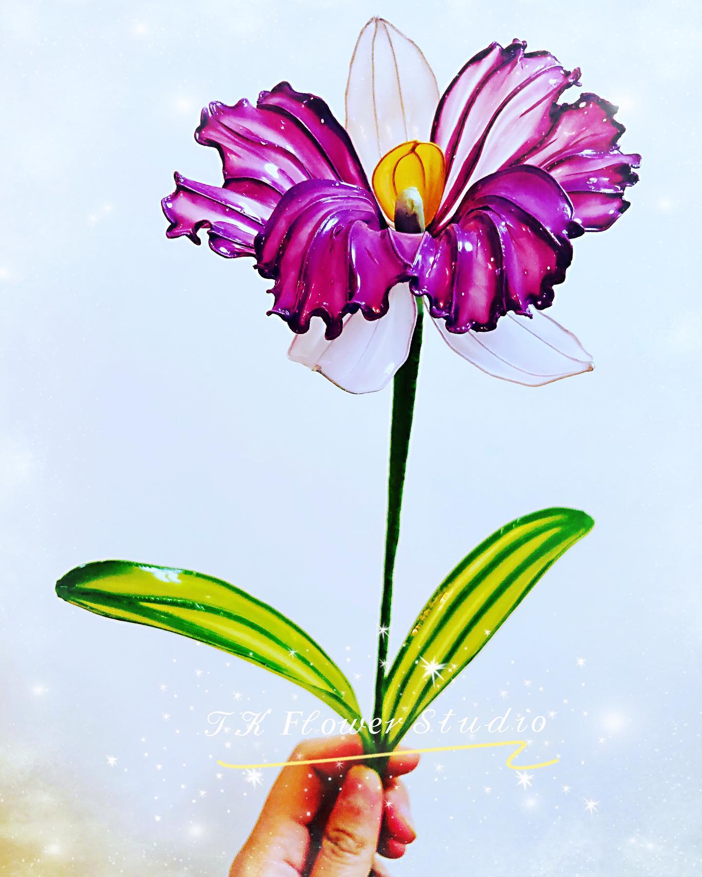 朽木生花 𝒯𝒦 𝐹𝓁𝑜𝓌𝑒𝓇 𝒮𝓉𝓊𝒹𝒾𝑜 學生作品 日本madoka 水晶花證書課程初級花款 蘭花 依款蘭花比起迷你蝴蝶蘭盆栽既蘭花難整好多 只係單單繞花瓣邊的波浪紋就要花好長時間 但係成品咁靚 幾辛苦都值得 有興趣學水晶花既朋友仔快啲dm我地報名啦