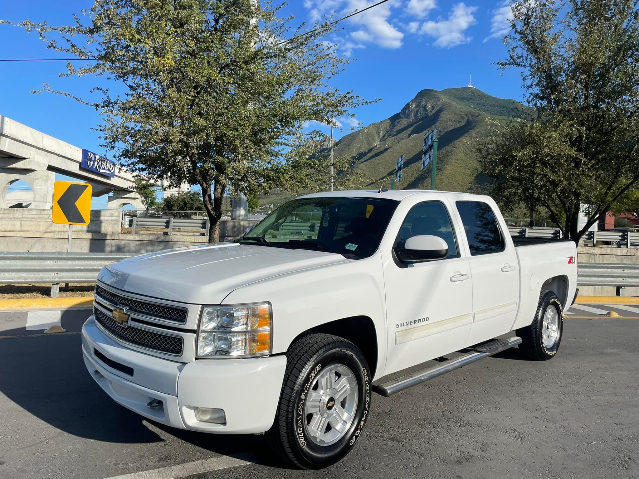 Rodgar Trucks - Silverado lt 2013 🆙🆙 Z71 4x4 ⚙️⚙️ Llantas...