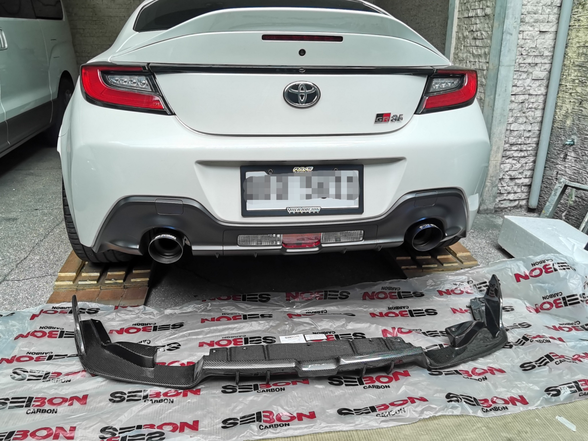 Kingz - ☝️ #Installation 💪 🆕 SEIBON GR86 BRZ MB-STYLE CARBON FIBER REAR ...