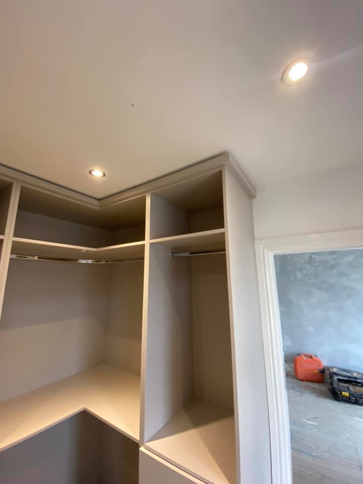 〰️Walk through Open plan Wardrobe 🔸... - J Bell interiors