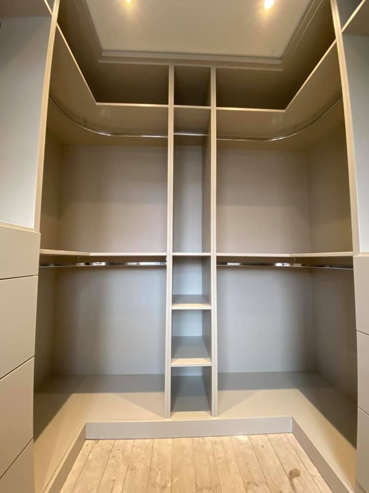 〰️Walk through Open plan Wardrobe 🔸... - J Bell interiors
