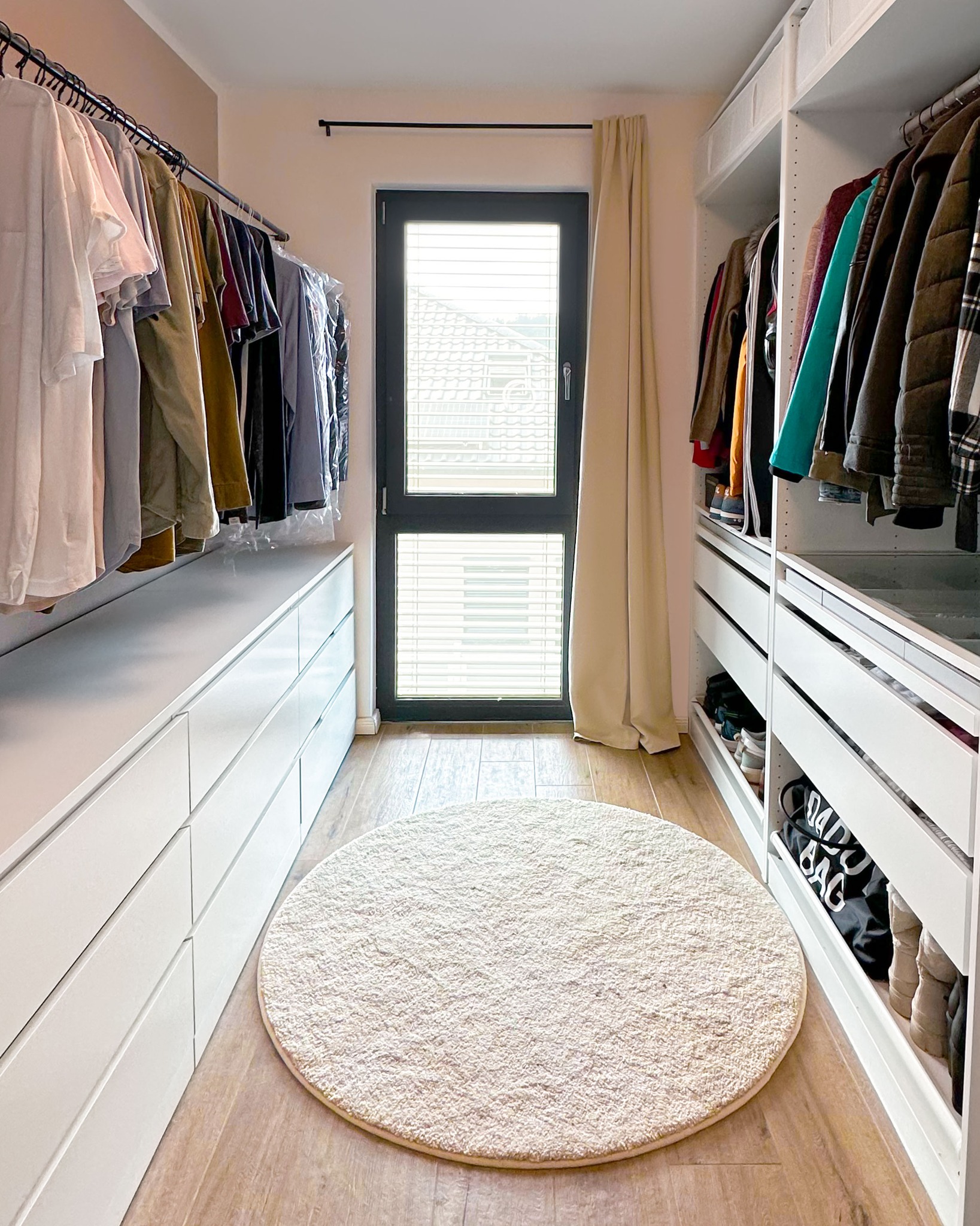 Begehbarer Kleiderschrank mit #Ikea PAX und MALM: Zeitlos, erweiterbar und erschwinglich. Tipp: Verwende wandmontierte Kleiderstangen über den MALM-Kommoden und unsere maßgeschneiderten Einsätze für