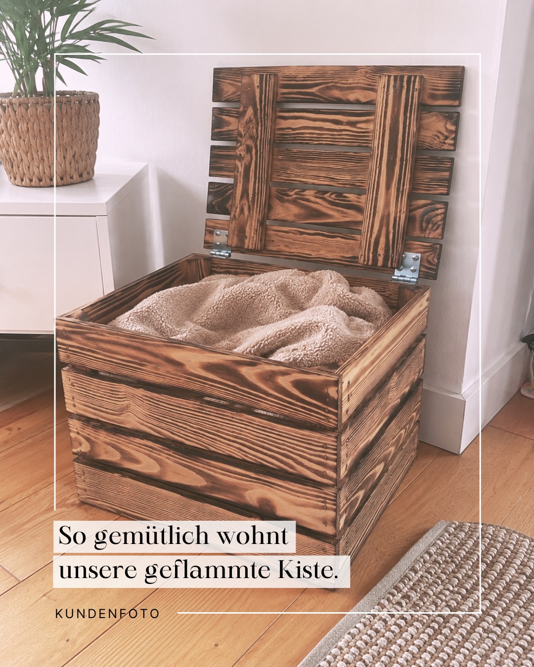 Praktisch verstaut und wunderschön anzusehen 🤎 Unsere geflammte Obstkiste mit Deckel ist nicht nur ein echter Hingucker, sondern bietet auch jede Menge Stauraum. Der Deckel ist mit zwei stabilen Scharnieren fest mit