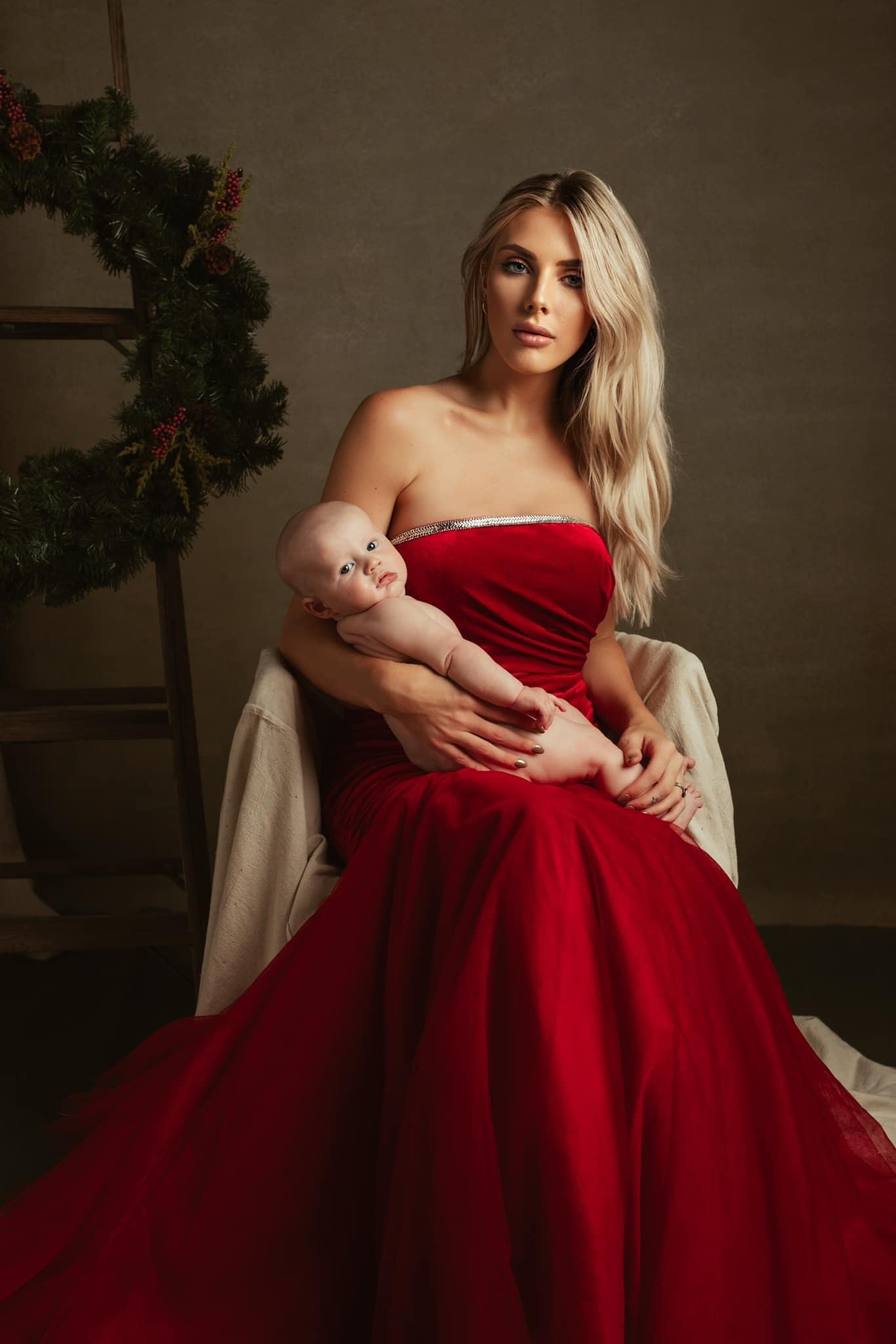 From last year Vintage Christmas Mini set. Jessica Brook Knight popped in for a quick sesh. Shot and set design by Lela Ruth Photography but loved how she edited these. ♥️♥️♥️