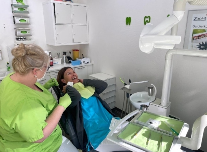 Dr. Blum & Partner - 😁🦷🪥 Mit einem strahlenden Lächeln ins neue Jahr ...