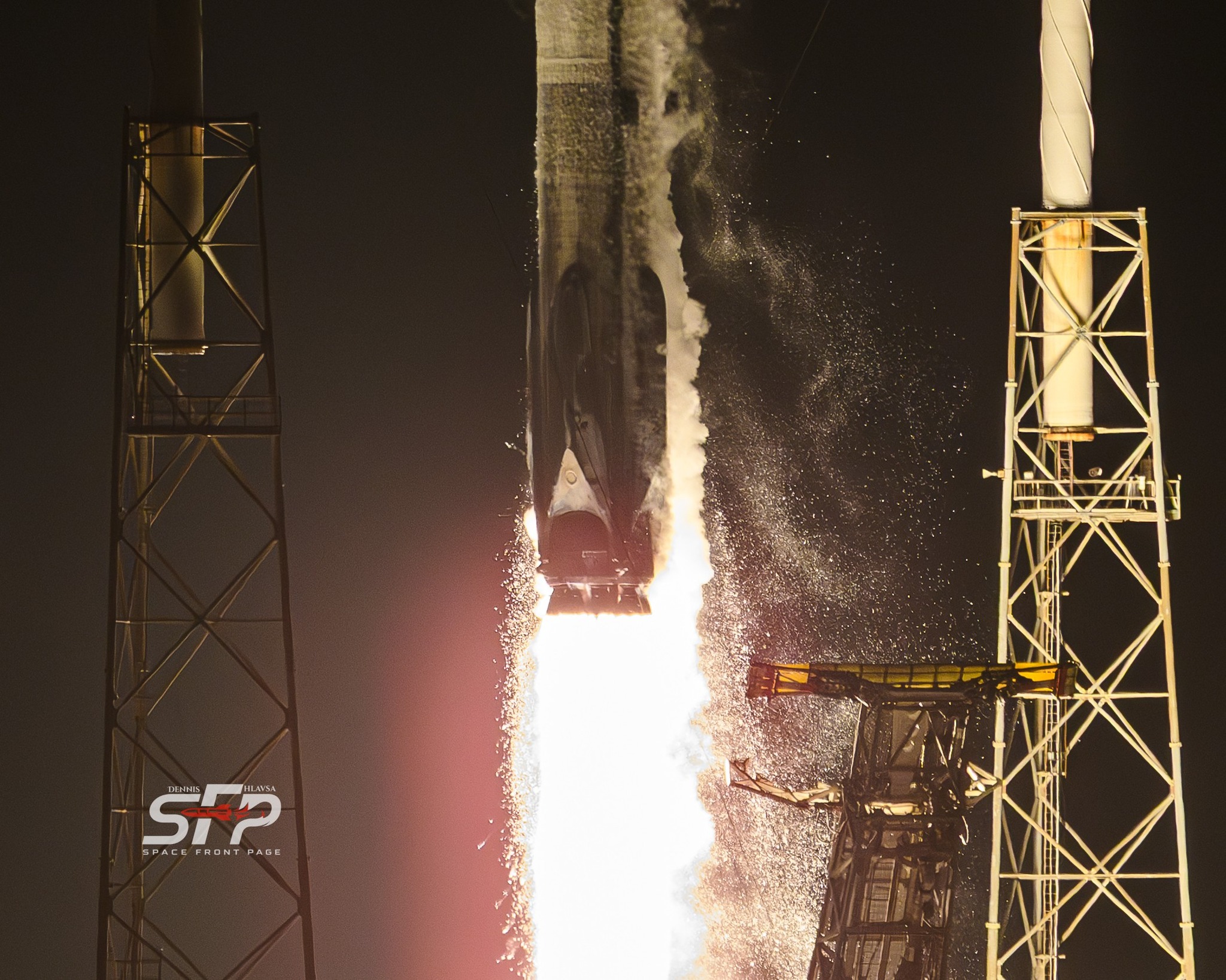 SpaceX booster B1096 at liftoff from SLC-40 for the seventh time
