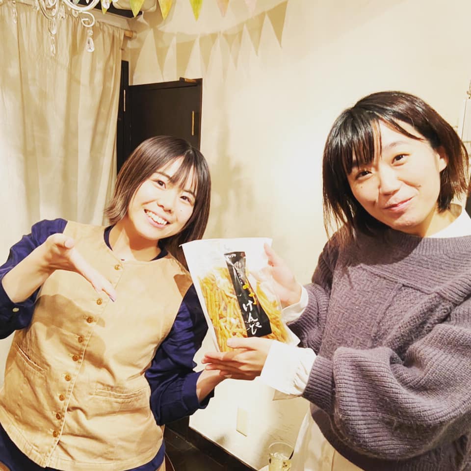 Yuka ギター えりちゃんと亮子ちゃんがyoutube 6万人のお祝いに特大いもけんぴくれたよ 嬉しいー ありがとう Facebook