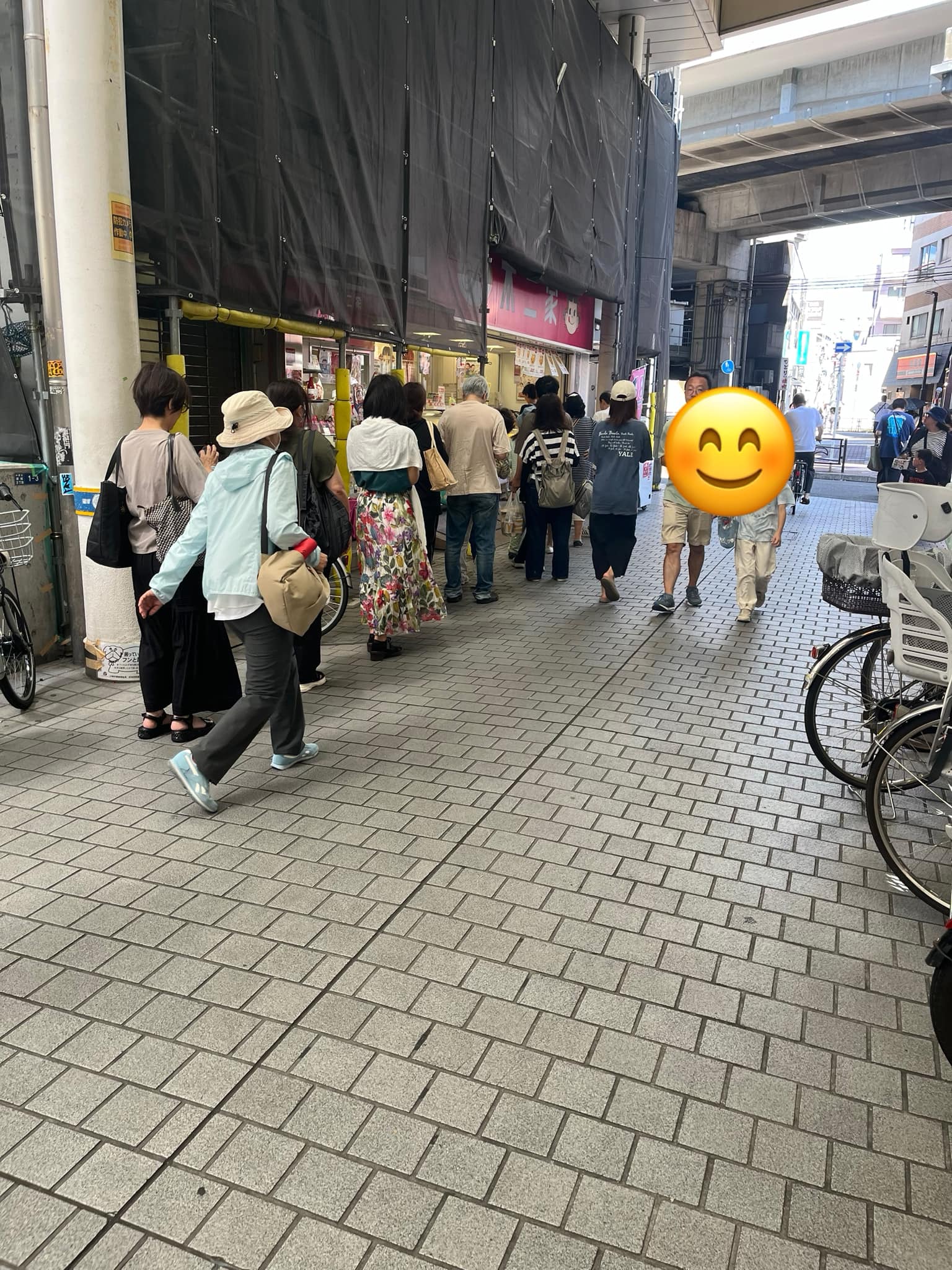 11時からもう半額モンブランの行列ができてる??? ケーキの棚を覗い 