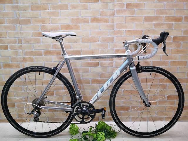 Fuji barracuda 54cm alluminum frame and carbon forks roadbike 2x10