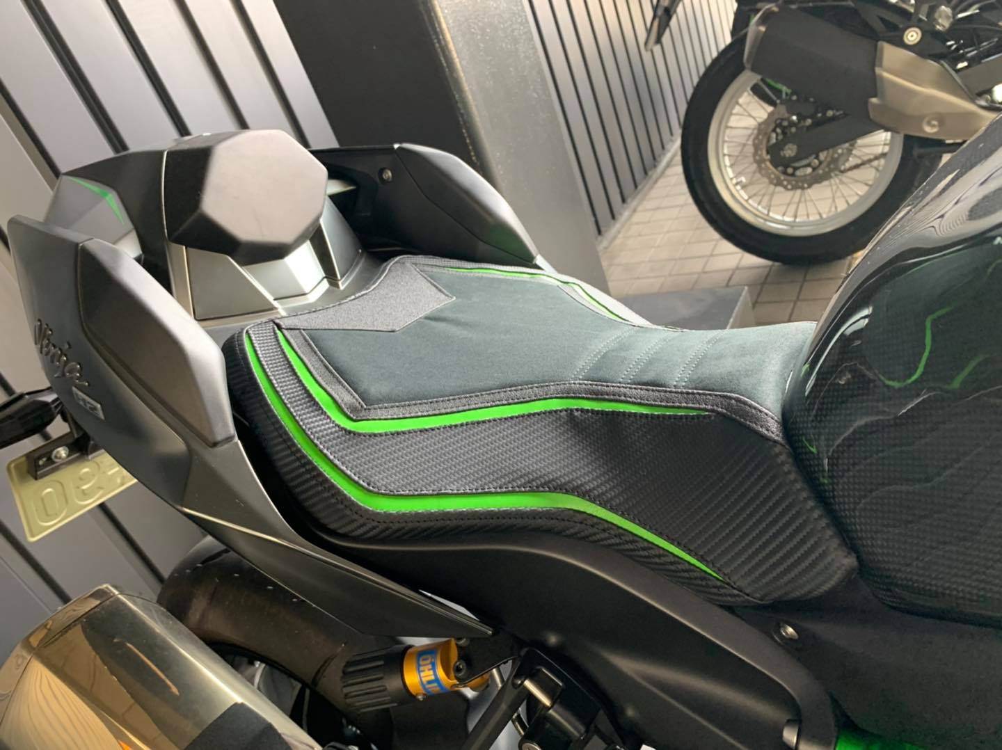 朝から寒い金曜日の今日は、Ninja H2 Carbon こだわりの逸品のご紹介