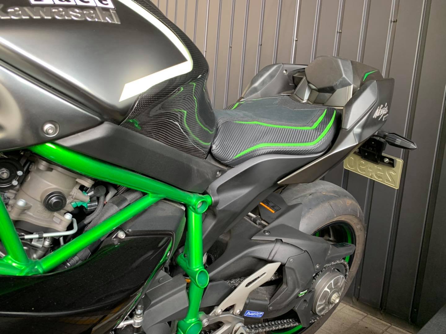 朝から寒い金曜日の今日は、Ninja H2 Carbon こだわりの逸品のご紹介 