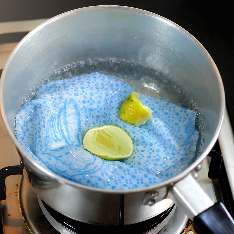 Cookist Wow - Boil a dirty rag with lemon's slices! The...