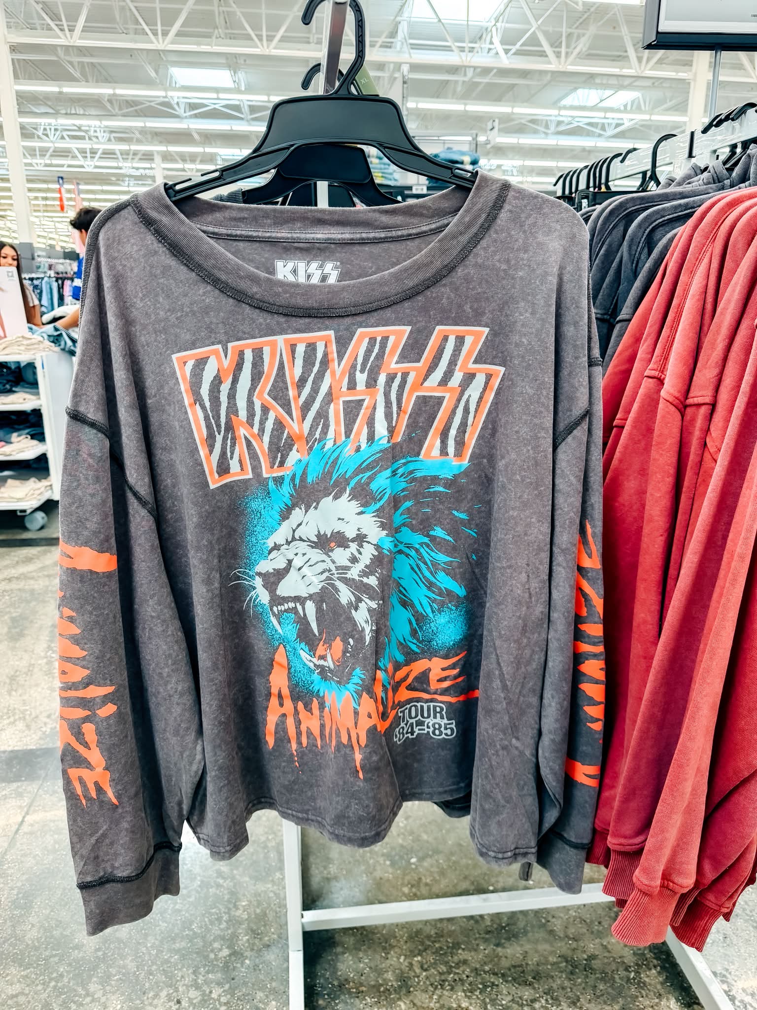 Walmart is bringing the band tees lately! 🤘🔥 This KISS Animalize