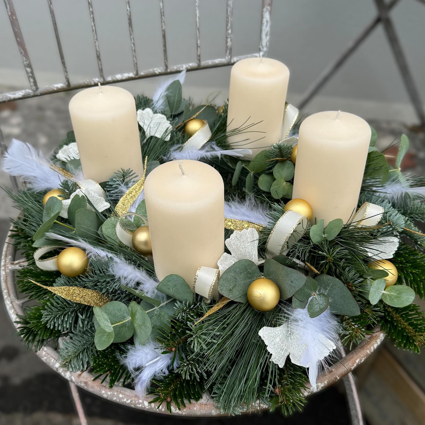 ✨ Eleganz für die Adventszeit ✨ Unser neuer Adventskranz in edlem Gold, Creme und Weiß ist ein echtes Schmuckstück! Mit zartem Eukalyptus, federleichten Akzenten und einem Hauch von Glanz strahlt er schlichte