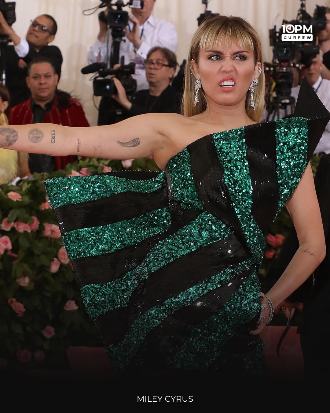 Miley lit up the Met in this bold green-black glitter statement. Attitude? 100%. Sparkle? Off the charts 💚⚡