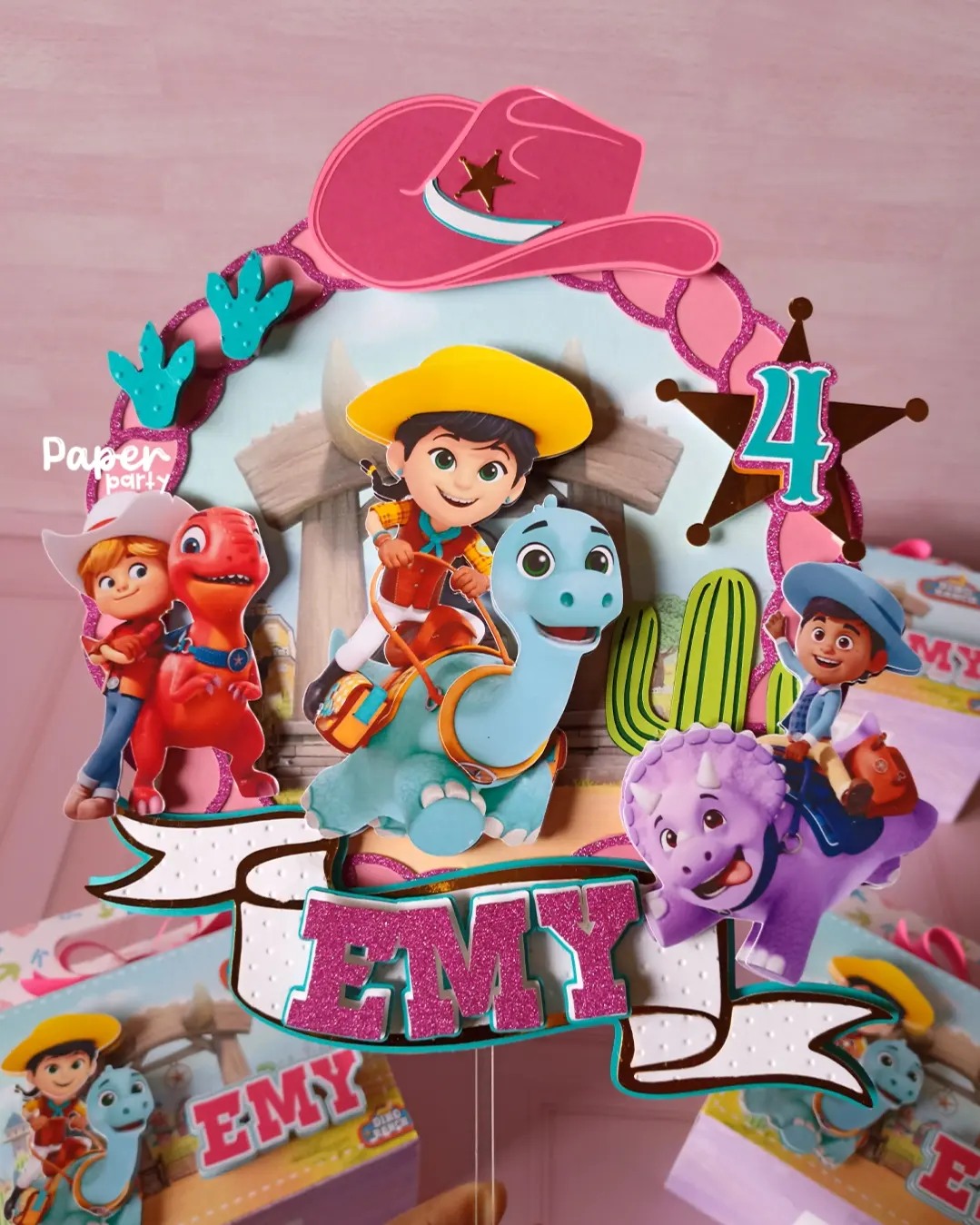 Paper Party - Este cake topper personalizado de Dino Ranch...