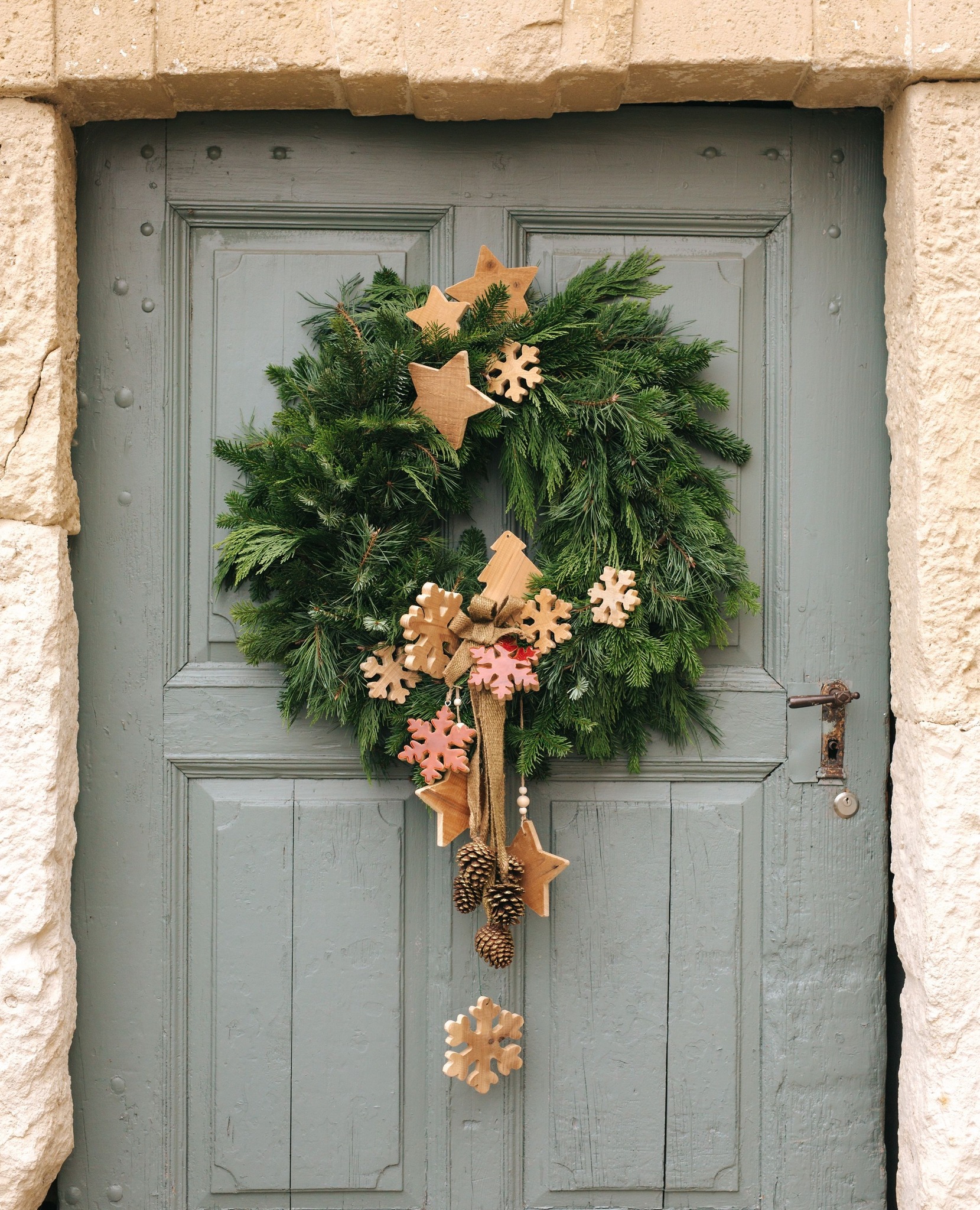 Türkränze 🌲 Weihnachten steht vor der Tür, und was könnte festlicher sein, als schon am Eingang von einem wunderschönen Türkranz empfangen zu werden? Ob rustikal, klassisch oder modern, ein Türkranz d