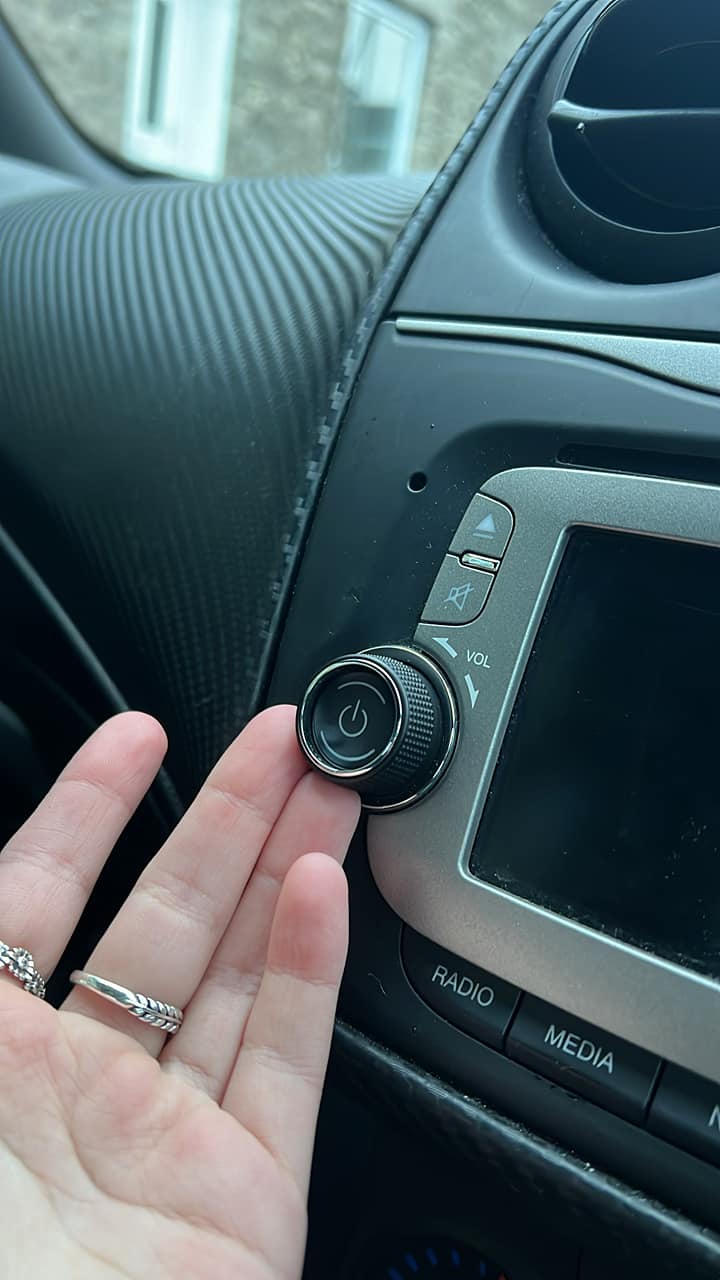 How to fix an old Alpine car stereo with a broken knob?