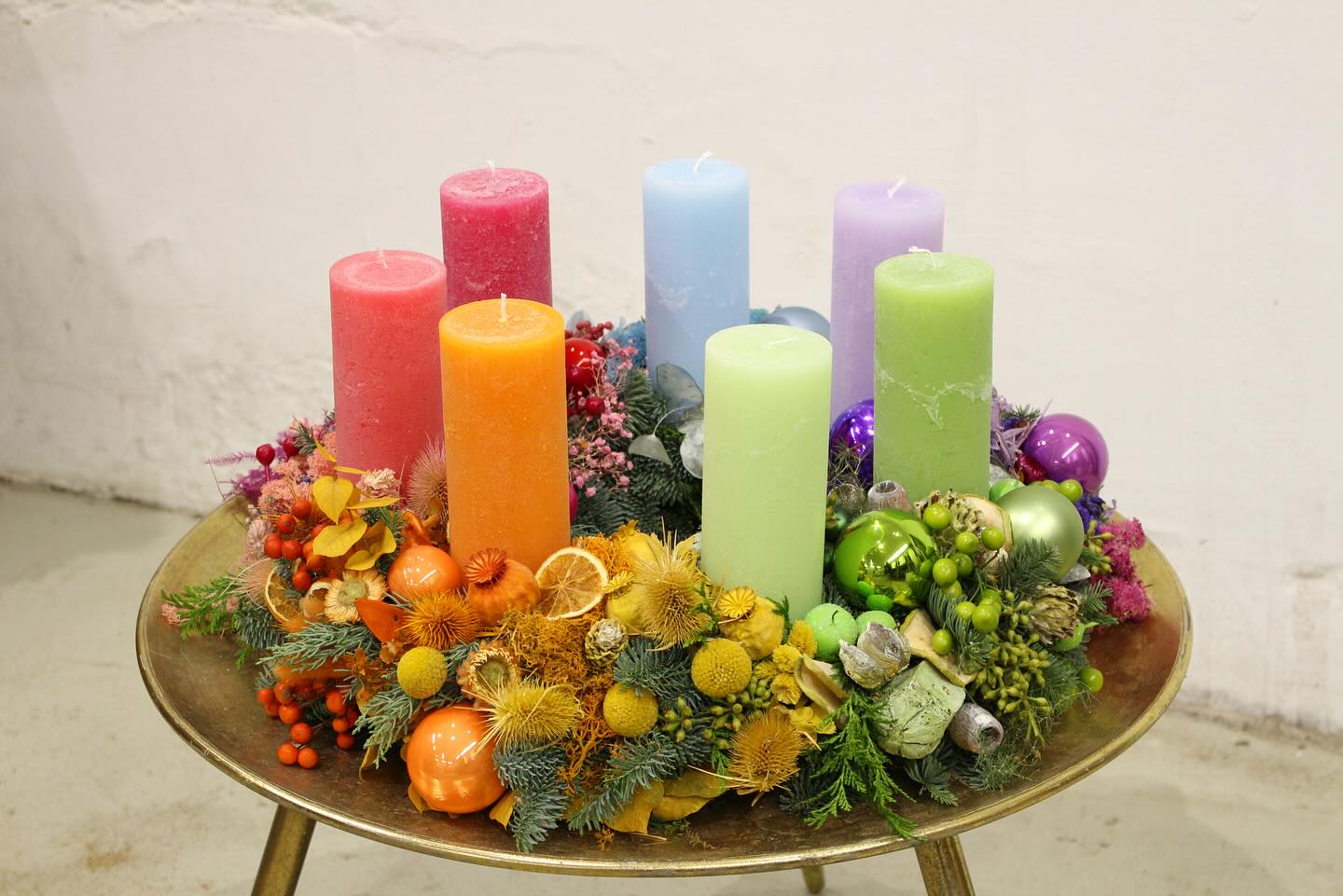 ✨ Der Adventskranz im Farbkreis ✨ Diese Adventszeit wird bunt! 🎄🌈 Ein Adventskranz im Farbkreis sorgt für frische Akzente und bringt eine harmonische Mischung aus Farben in dein Zuhause. Der Farbkreis im