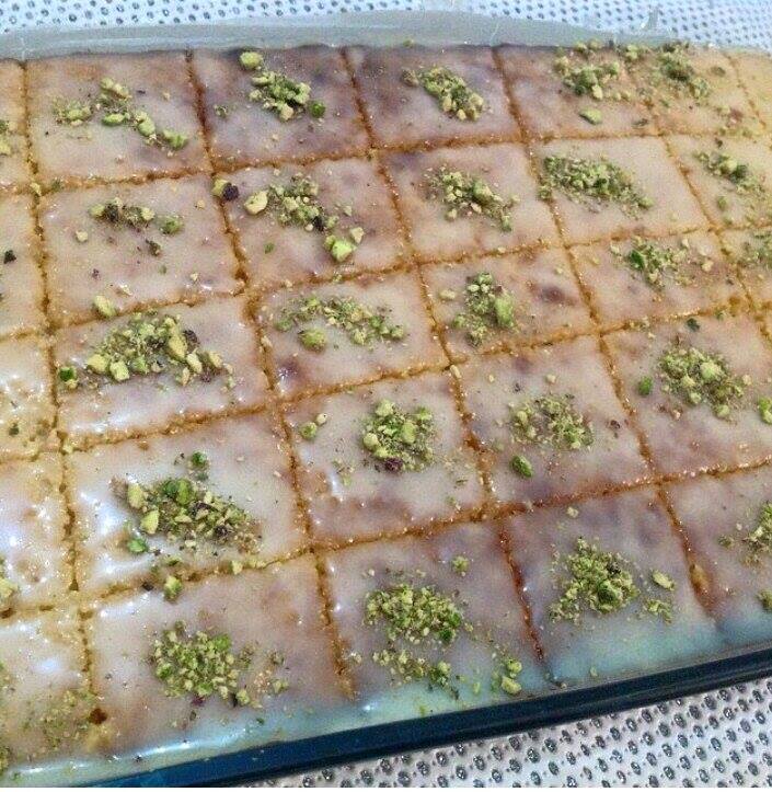 فن الطبخ والحلويات بسبوسة كاس سميد كاس حليب بودرة ثلاثة ارباع الكاس سكر بودره مل ملعقة صغيرة باكنج بودر علبتين قشطة وبيالة زيت الطريقة نخلط المواد الجافه وبعدين نضيف