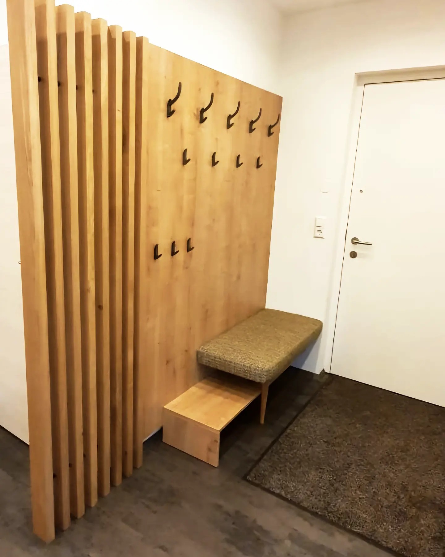 Gästegarderobe mit integriertem Sichtschutz zu Wc-Türe ¤ #zögernitzrichtetsein #gästegarderobe #garderobeneinrichtung #garderobendesign #garderobenideen #garderobenmöbel #garderobe #gäste #vorzimmerv