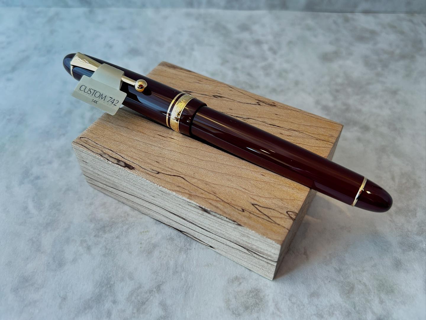 廃盤品】のご紹介です PILOT カスタム742 ディープレッド F 細字 14K