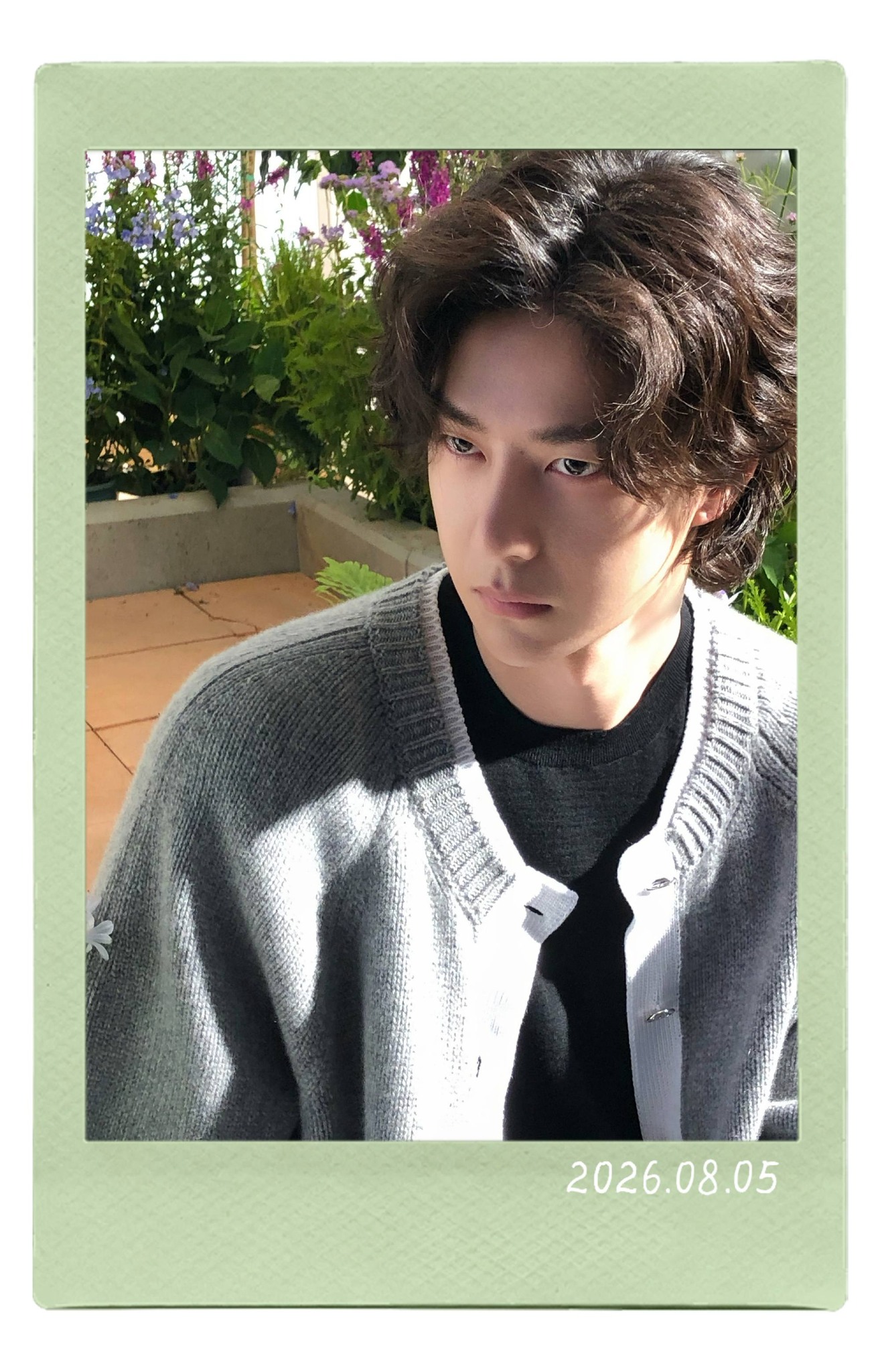 YIBO-OFFICIAL 王一博· #王一博0805生日快乐# 坐进绿意里，有光就舒展