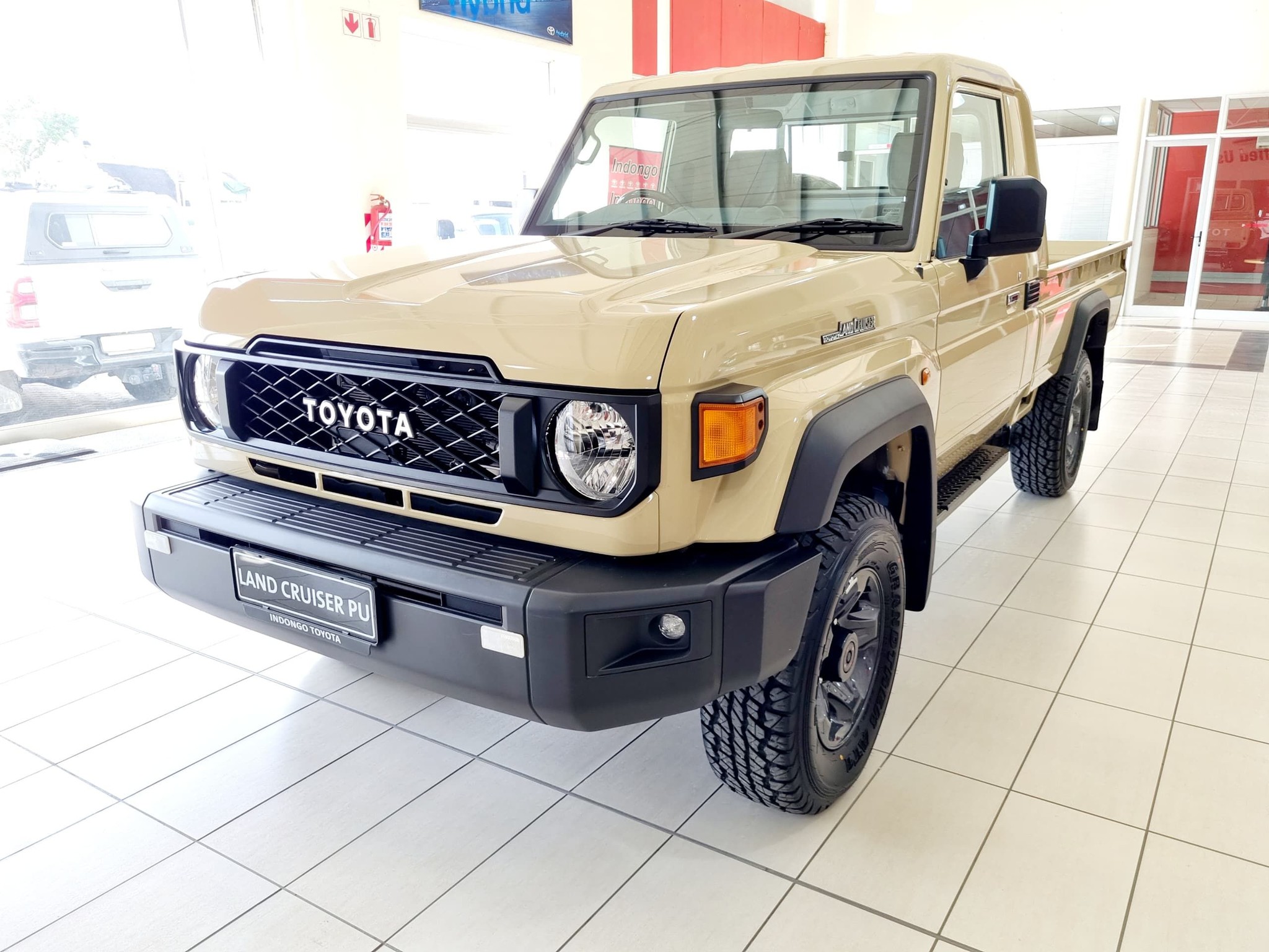BRAND NEW TOYOTA LAND CRUISER 10 SEATER ON SALE NOW. LAE. K265,000