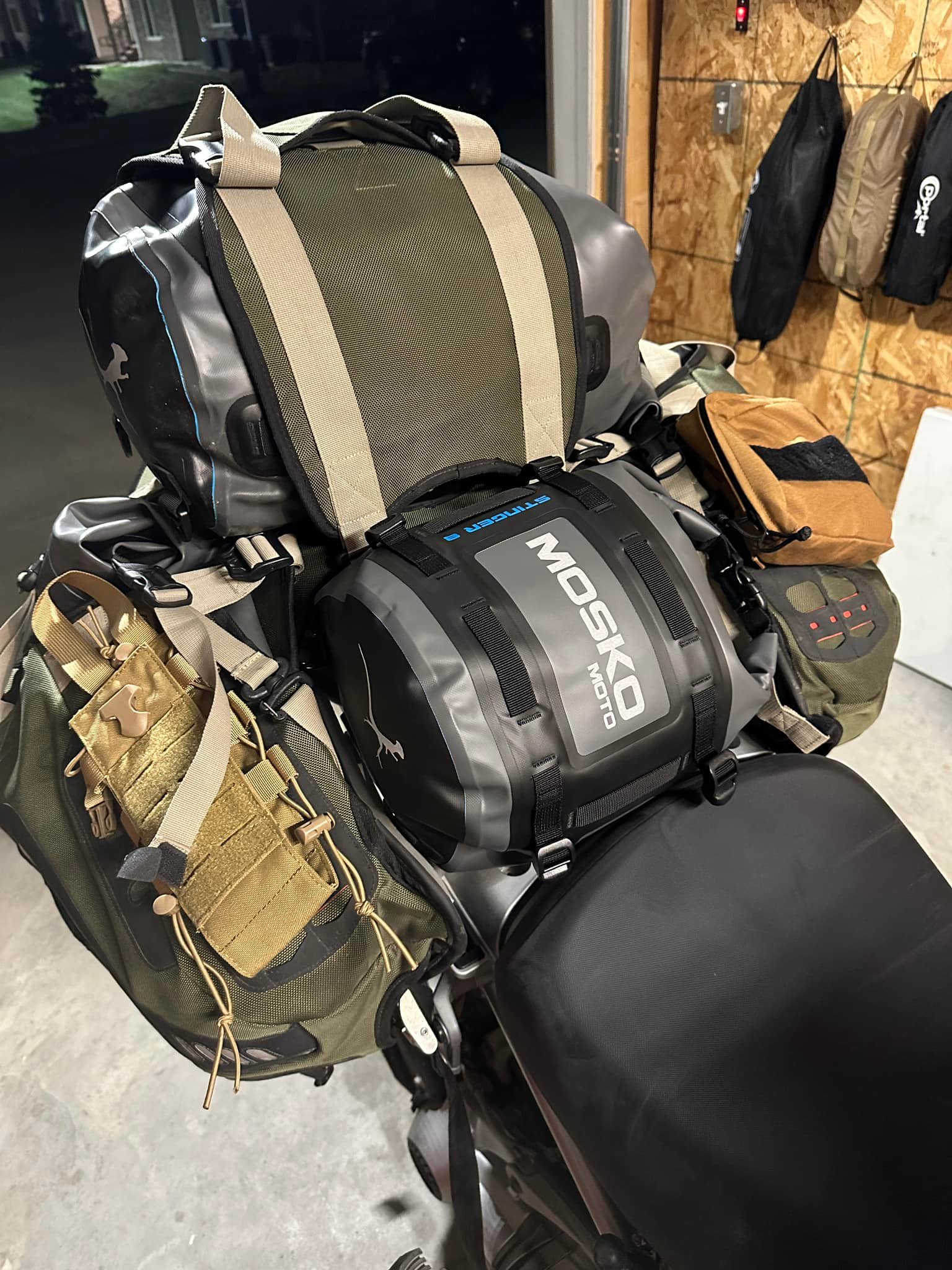 Tip! Mosko Stinger 8L fits like a glove. Just run the straps 