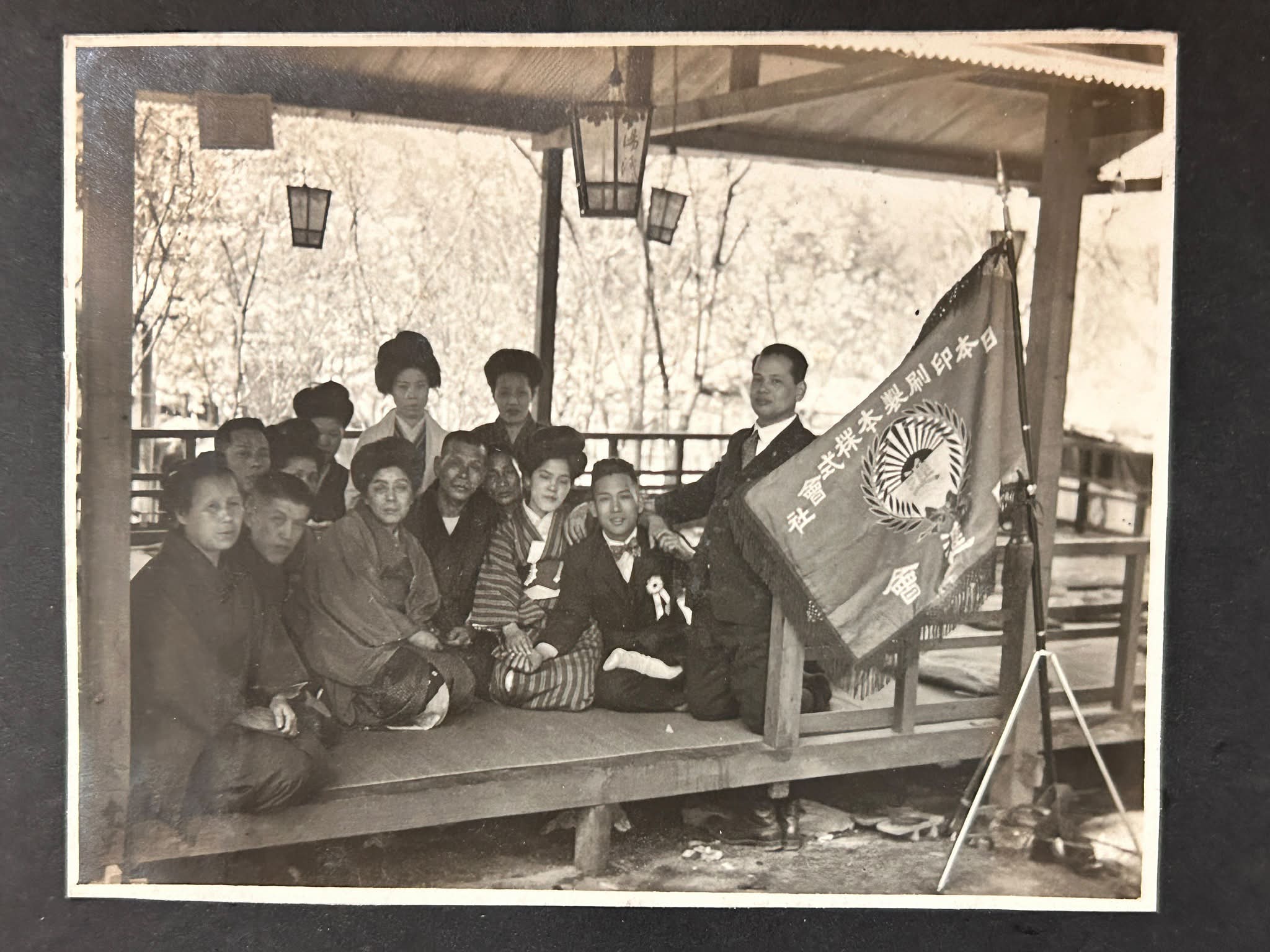1959年(昭和34年)の新宿駅東口の風景です。現在の新宿アルタ前になり