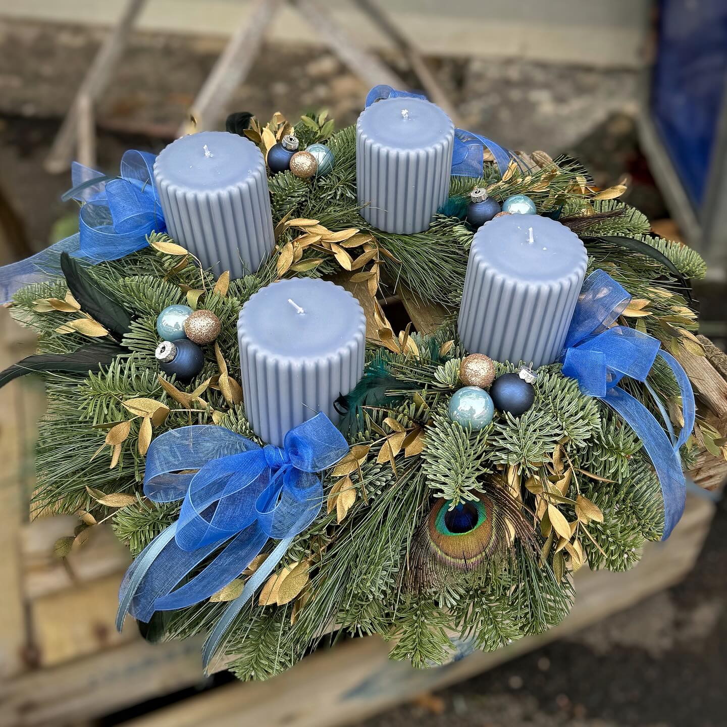 ✨ Weihnachtszauber in Blau und Gold ✨ Ein Adventkranz, der Eleganz und Glamour vereint: kühles Blau und glänzendes Gold bringt eine festliche, luxuriöse Note in die Adventszeit. Diese besondere Farbkombination ist ein
