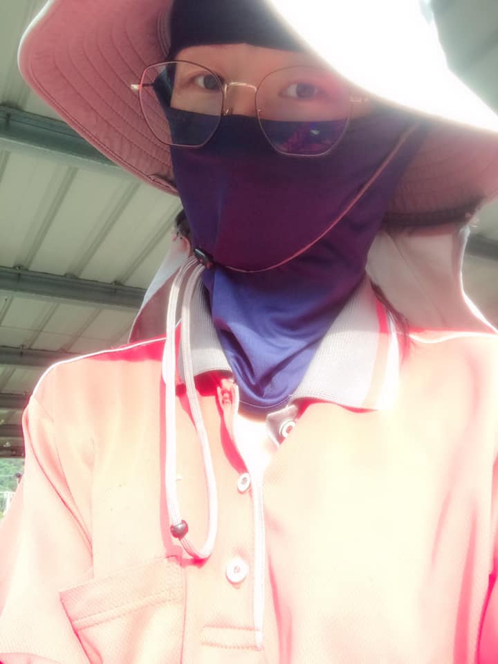 向晨農場 - 你看我們最近都很萌～ 我說的是很矇🤣（每天都矇到剩眼睛啊 這幾天都當神套手（套袋套到手軟😂... | Facebook