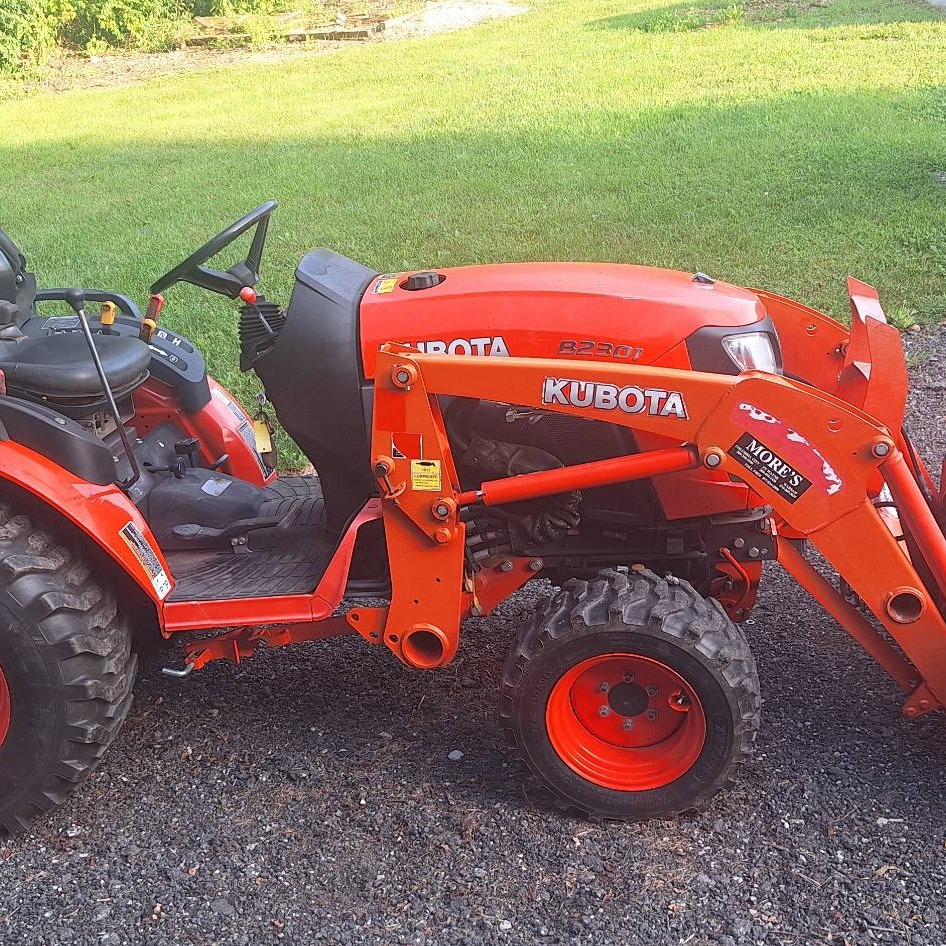 Metzger online auction in Huntington, IN: Kubota tractor