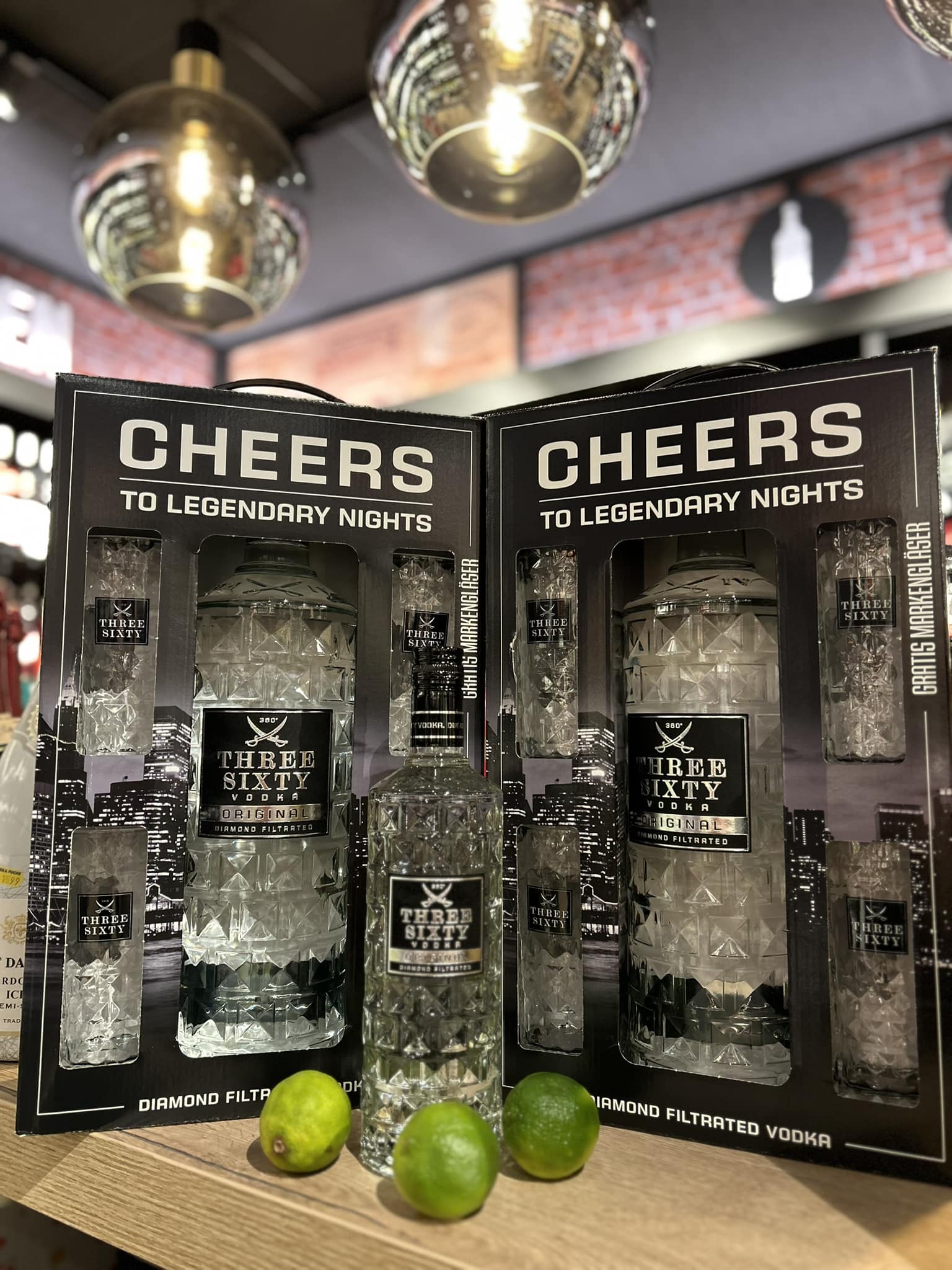 🎉 Cheers zu legendären Nächten bei EDEKA Fuchs 🦊!🍸 Exklusiv bei uns: Der THREE SIXTY Vodka in der XXL-Größe – ein echter Hingucker! Mit seinem edlen, diamantgeschliffenen Design und der unverwechselb