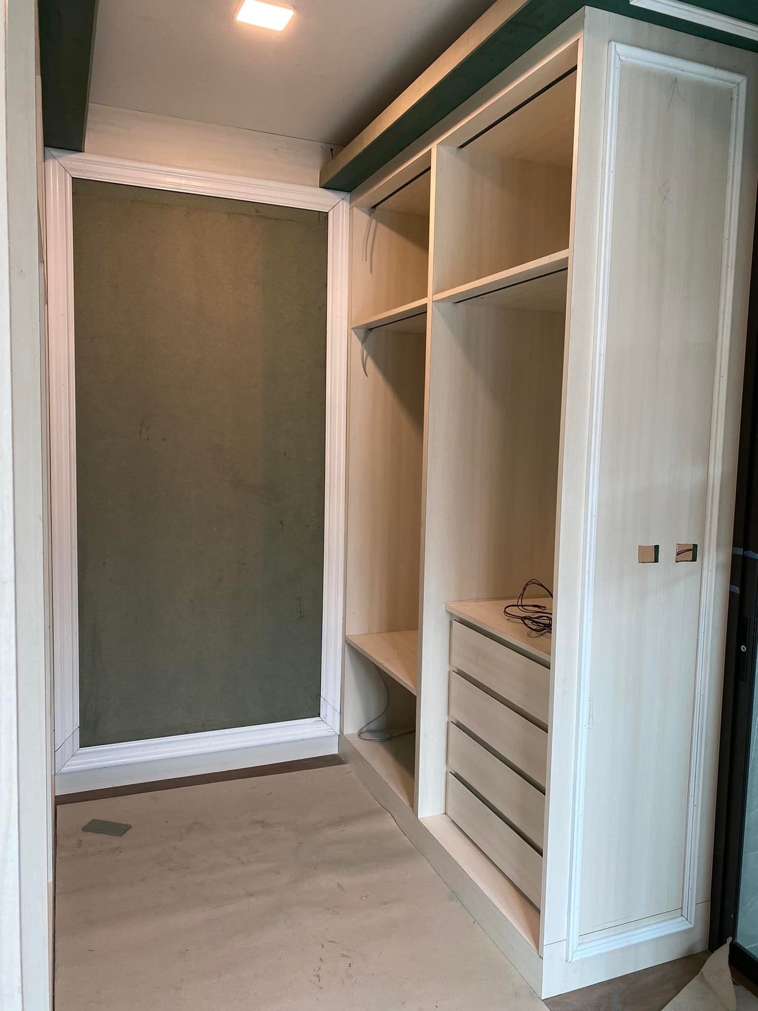 ทีมงานช่างไม้ ติดตั้ง ชุดตู้เสื้อผ้า Walk-in Closet เสร็จเป็นที่ ...