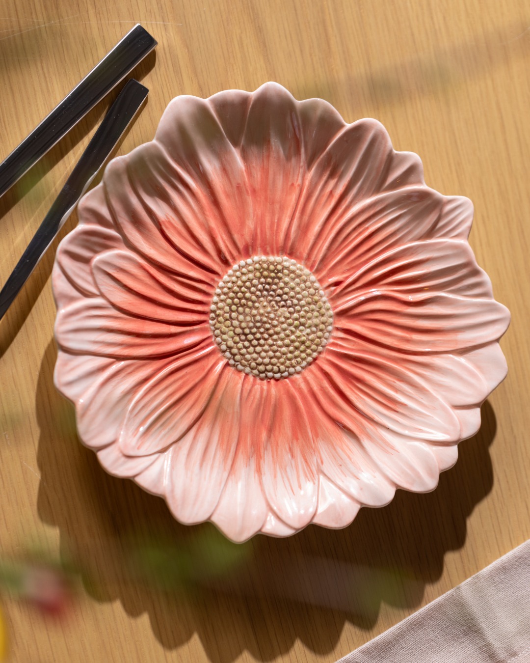Ein kleiner Moment Alltagszauber in Rosa. Dieses zarte Blumengeschirr bringt pure Frühlingsgefühle auf den Tisch – Teller, Schale und der passende Untersetzer blühen regelrecht um die Wette.🌸 So schö
