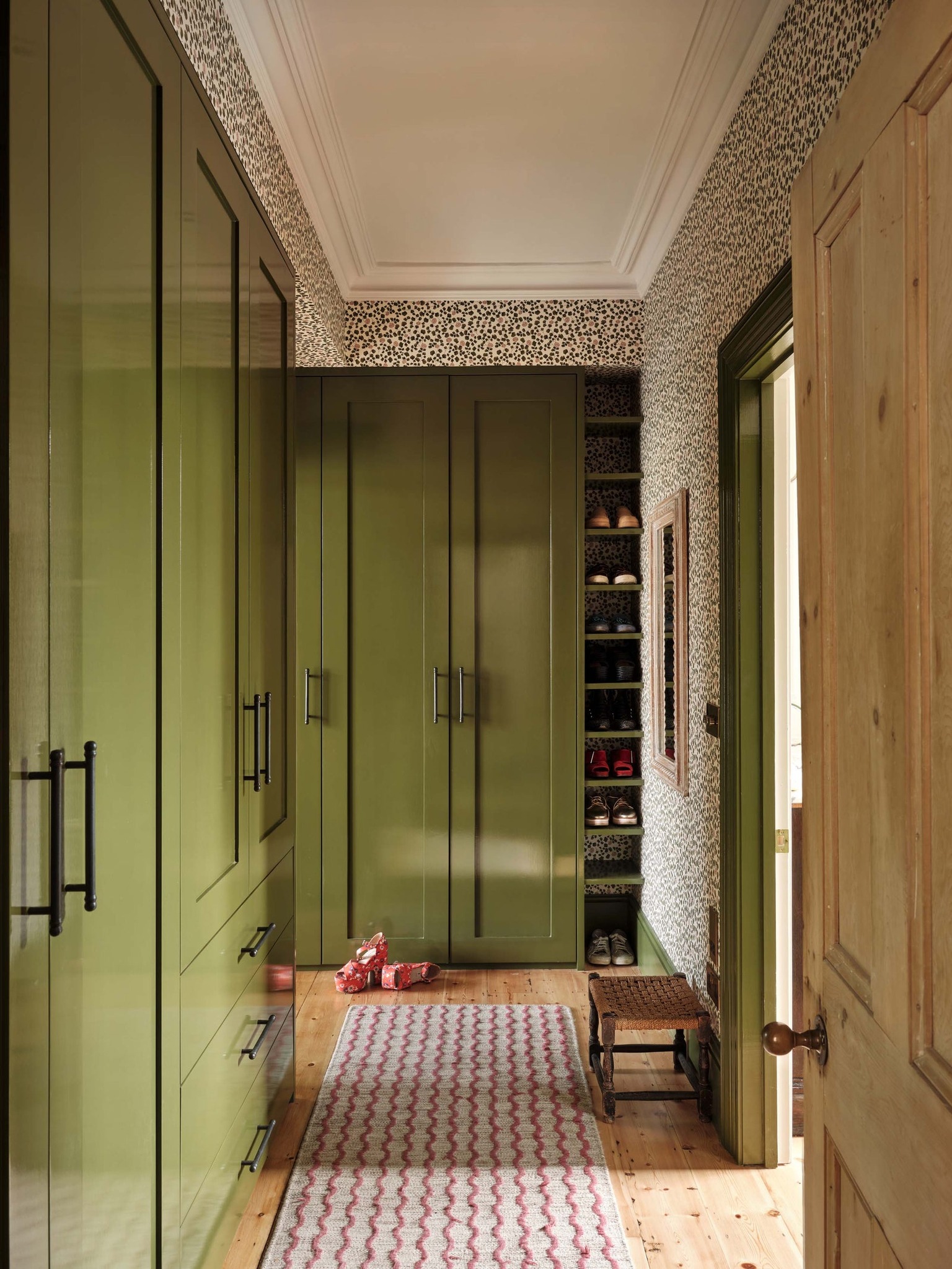 green room vs dressing room 21 luxurious ideas for houses big or small: https://trib.al/GPloXaH long green bodycon dress