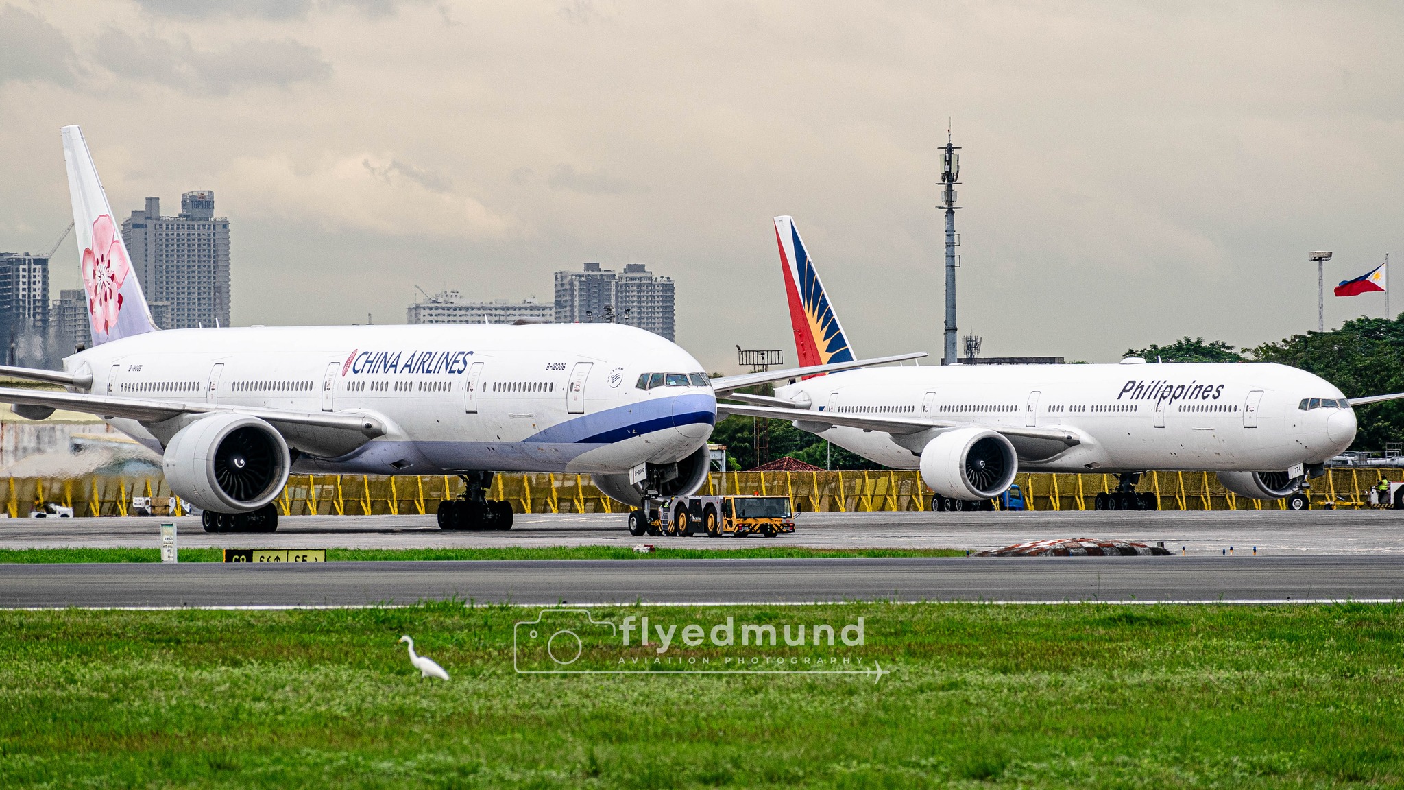 Double Triple Seven. [L] China Airlines 中華航空 Boeing 777-309(ER