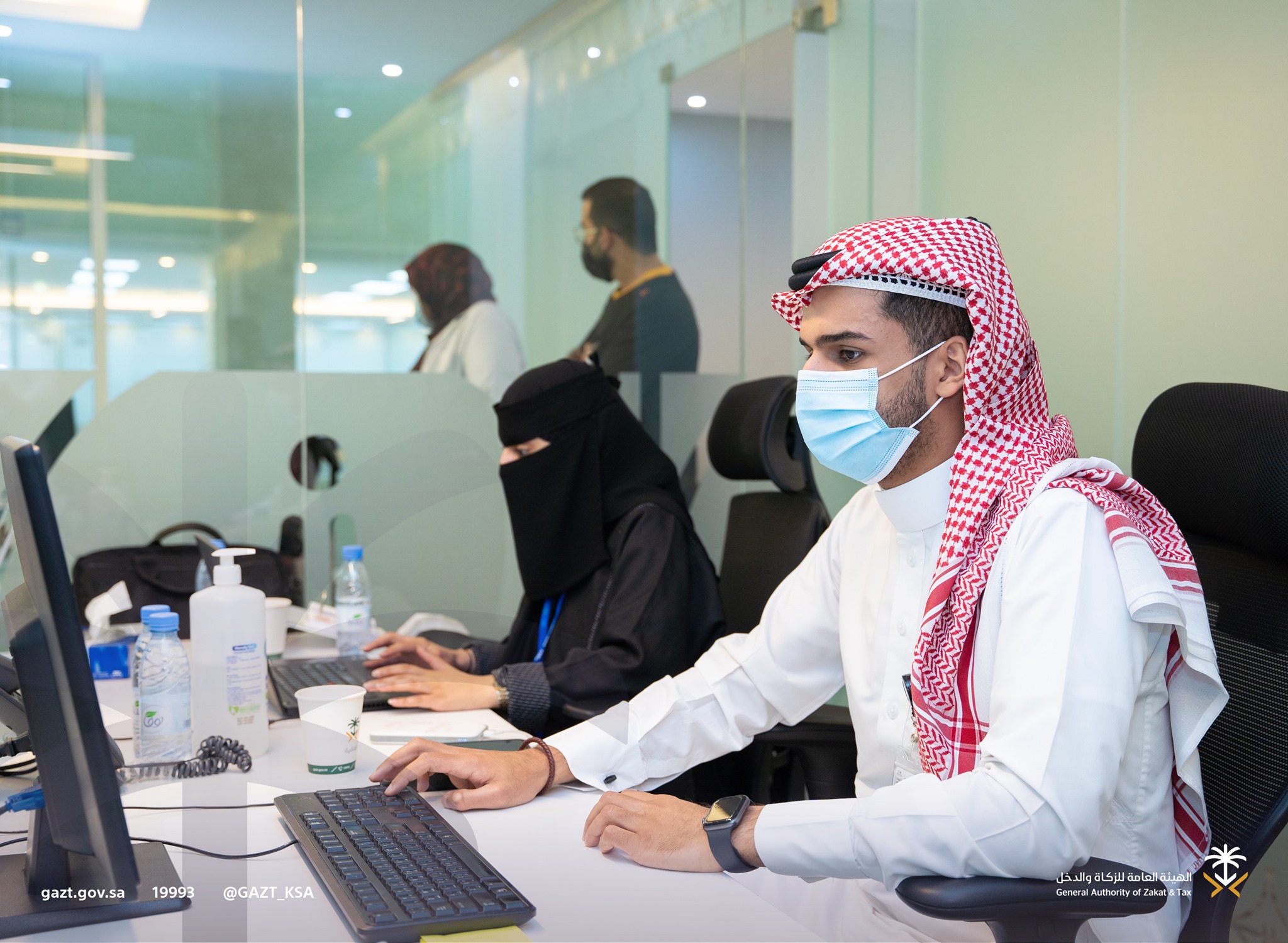 الهيئة العامة للزكاة والدخل تحقيق ا لمسؤوليتها الاجتماعية وتعزيز ا لجهود الدولة في الاهتمام بصحة المواطنين والمقيمين بدأت الزكاة والدخل في تنظيم حملات تطعيم لقاح كورونا لموظفيها داخل مقرات العمل Https Bit Ly 3fiikcq Cluster2 Riyadh خذ الخطوة