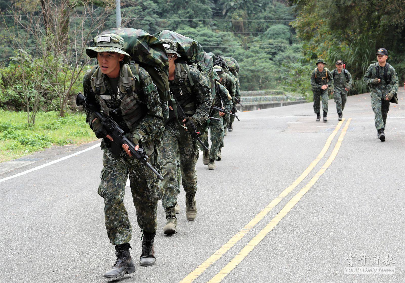 青年日報 - 經歷負重行軍、障礙地形通過及山地叢林作戰等考驗，突擊幹部訓練班受訓學員最後以全員全裝方式跑步返回營區；過... | Facebook