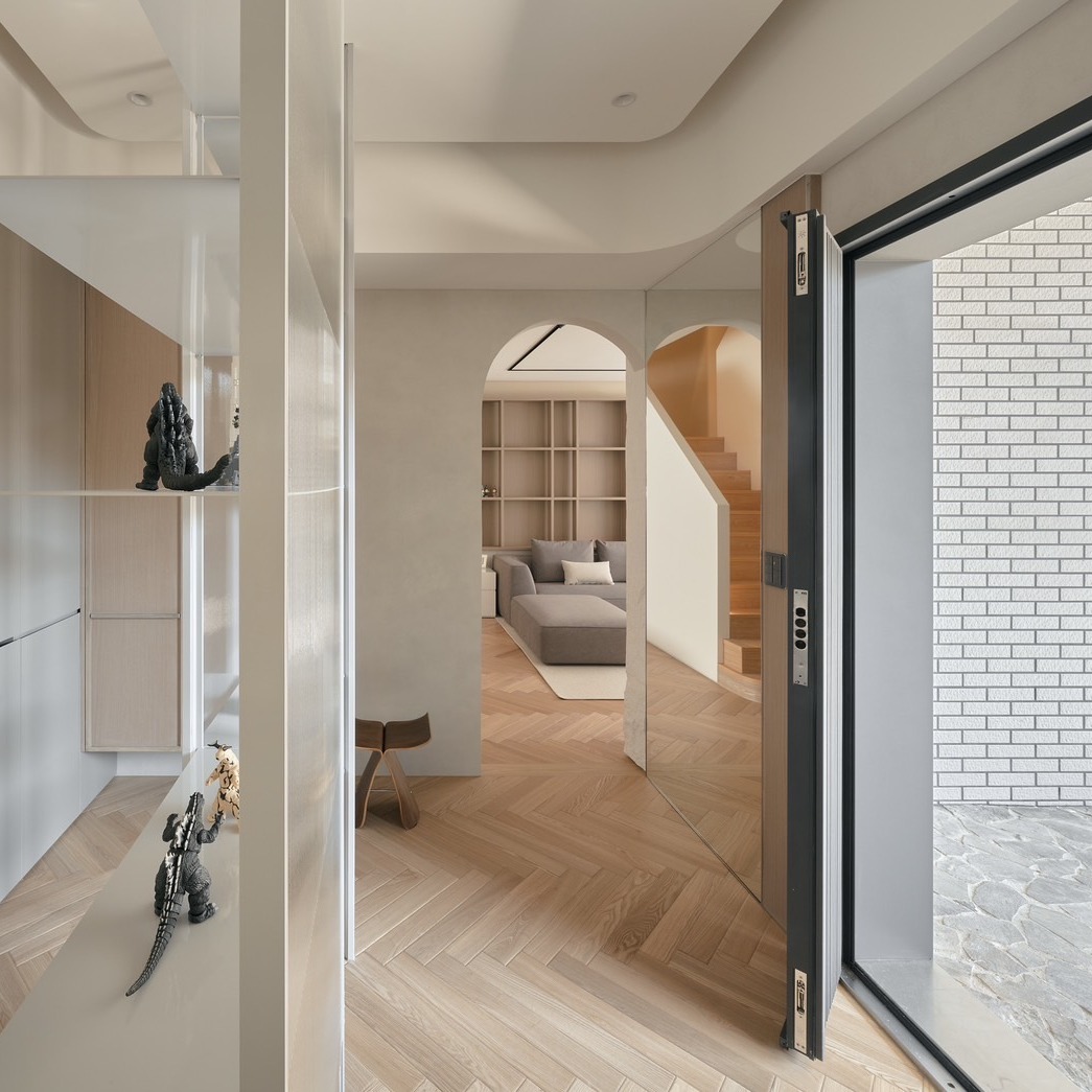 一敲一拍，把家的模樣慢慢鋪好。🔨 Tap by tap, a home takes shape. 原來施工的聲音，也能這麼療癒。 Who ...