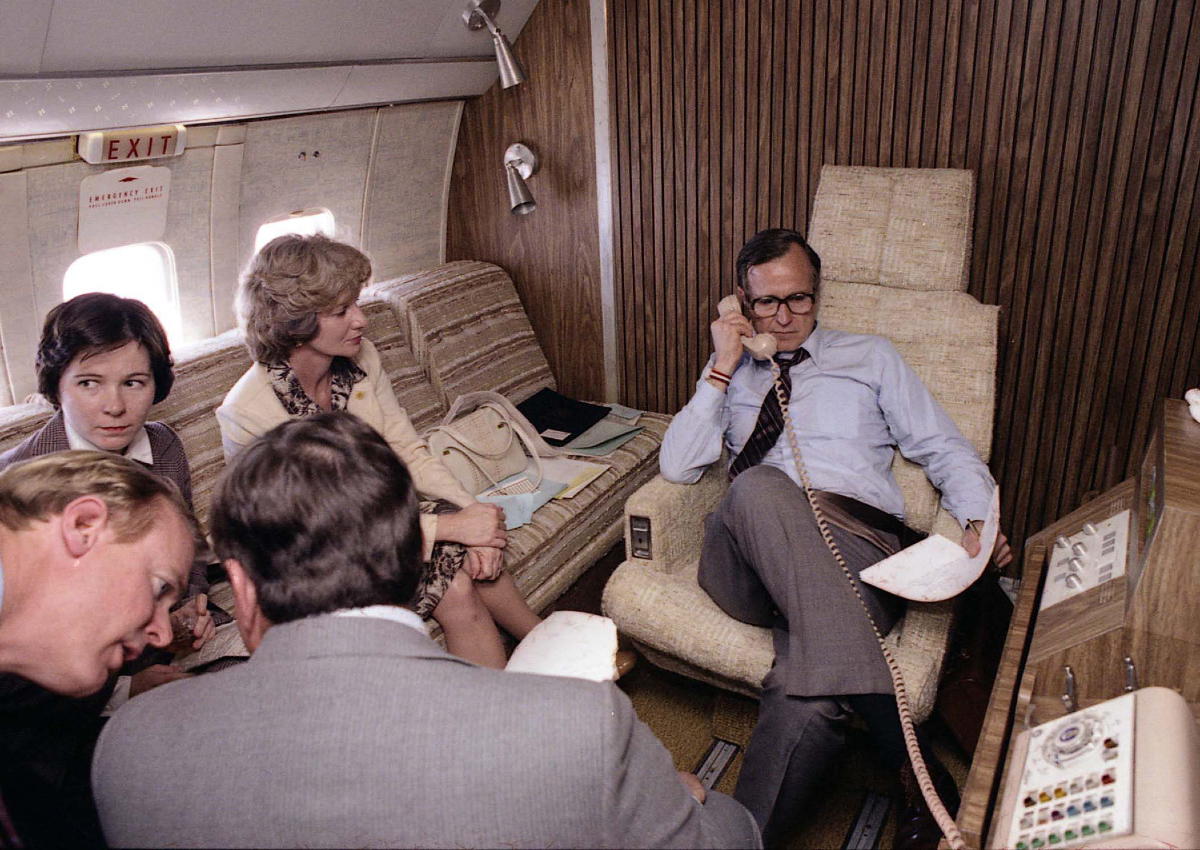 George - #OTD Vice President Bush and staff aboard Air Force Two return ...