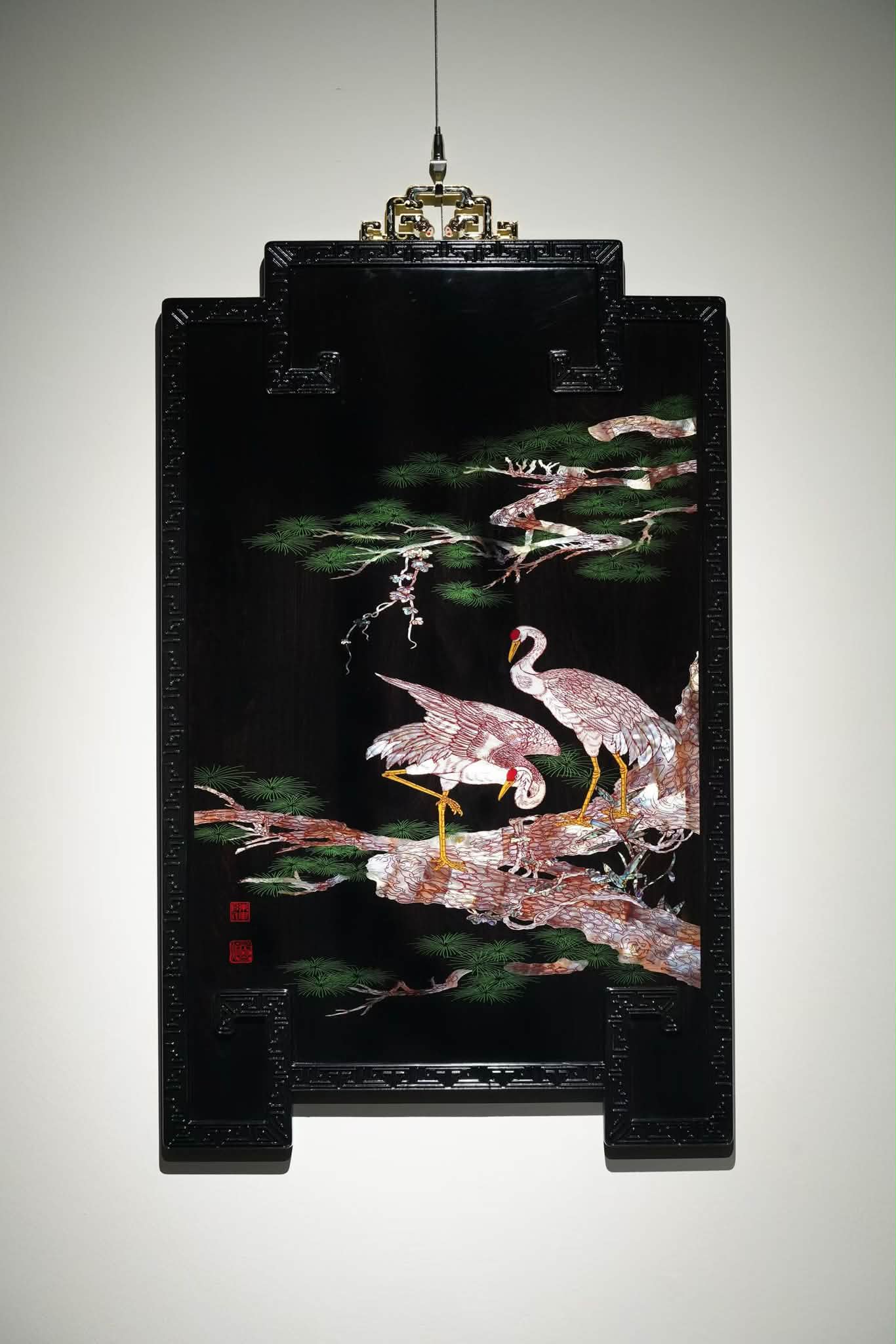 紫光檀嵌螺钿挂屏「松鹤延年」规格：50*80*2.2cm 紫光檀为底，彩贝螺钿