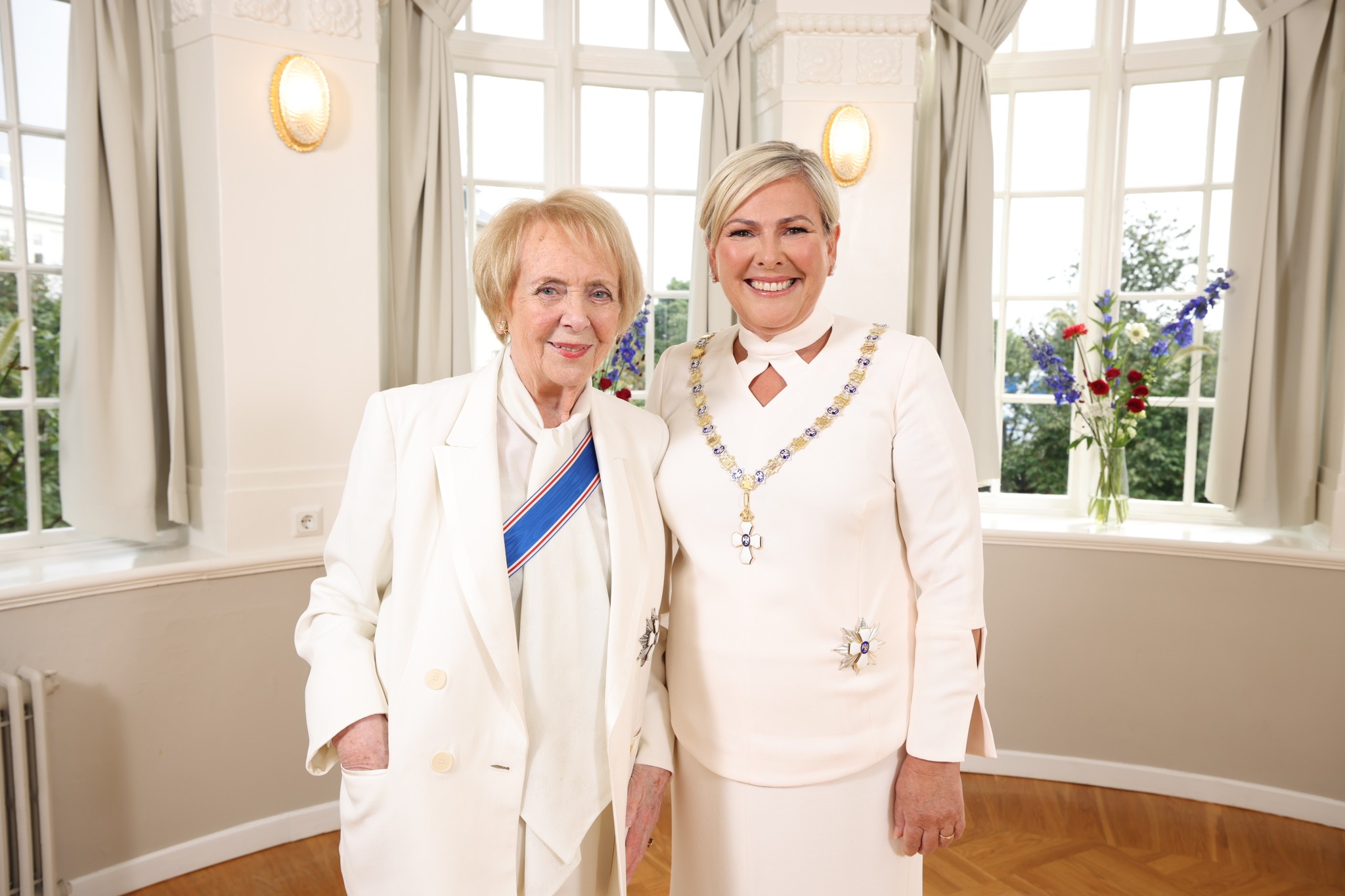 Halla - Vigdís Finnbogadóttir á afmæli í dag og fagnar 95 árum. Ég veit ...