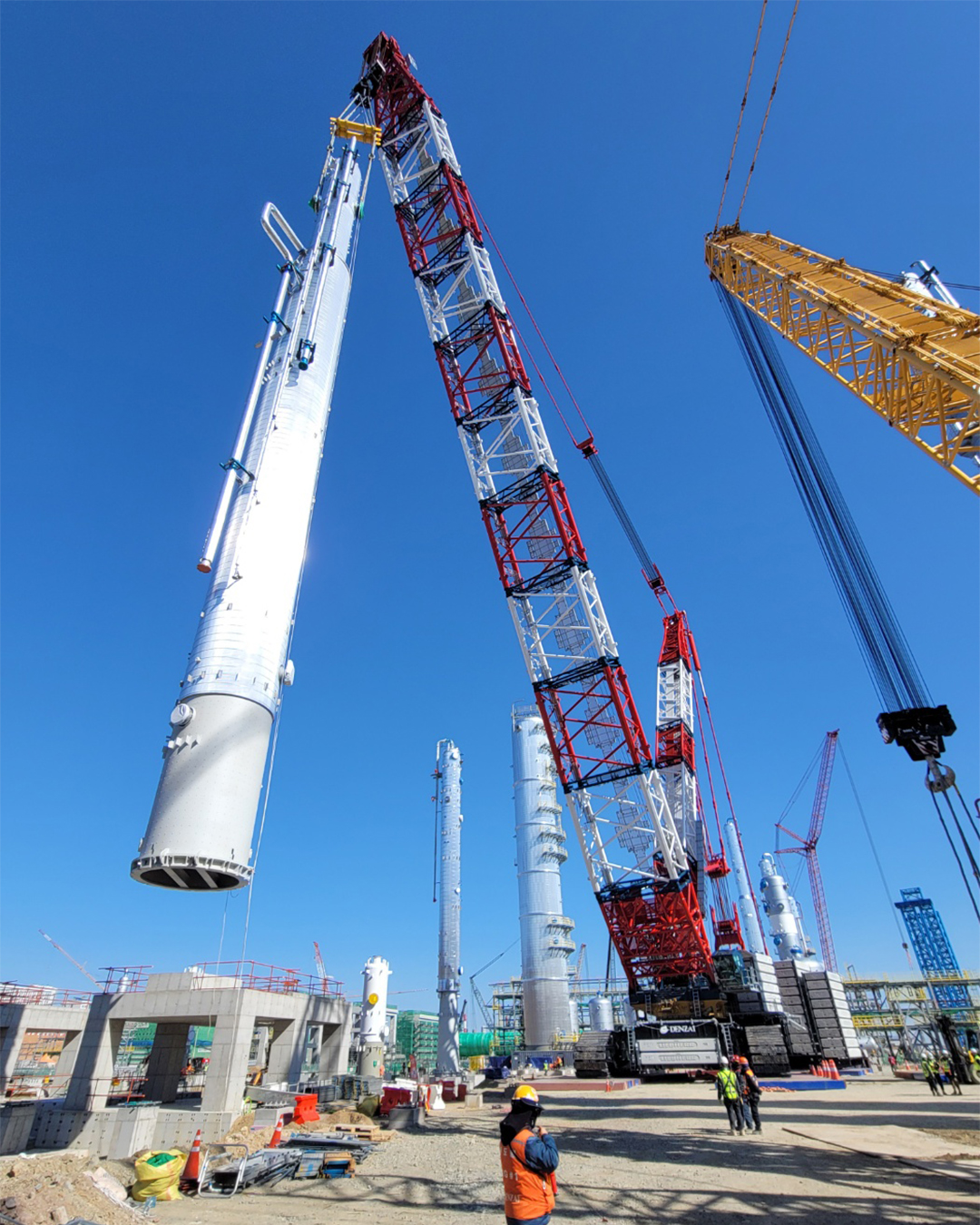 Lift after lift, the epic 2500t crawler crane, LR12500 has been a