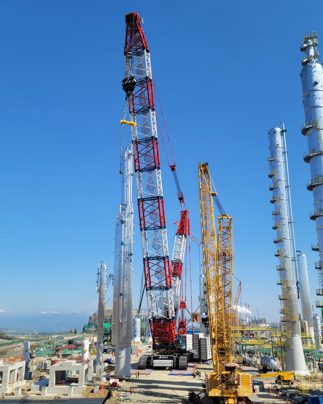 Lift after lift, the epic 2500t crawler crane, LR12500 has been a