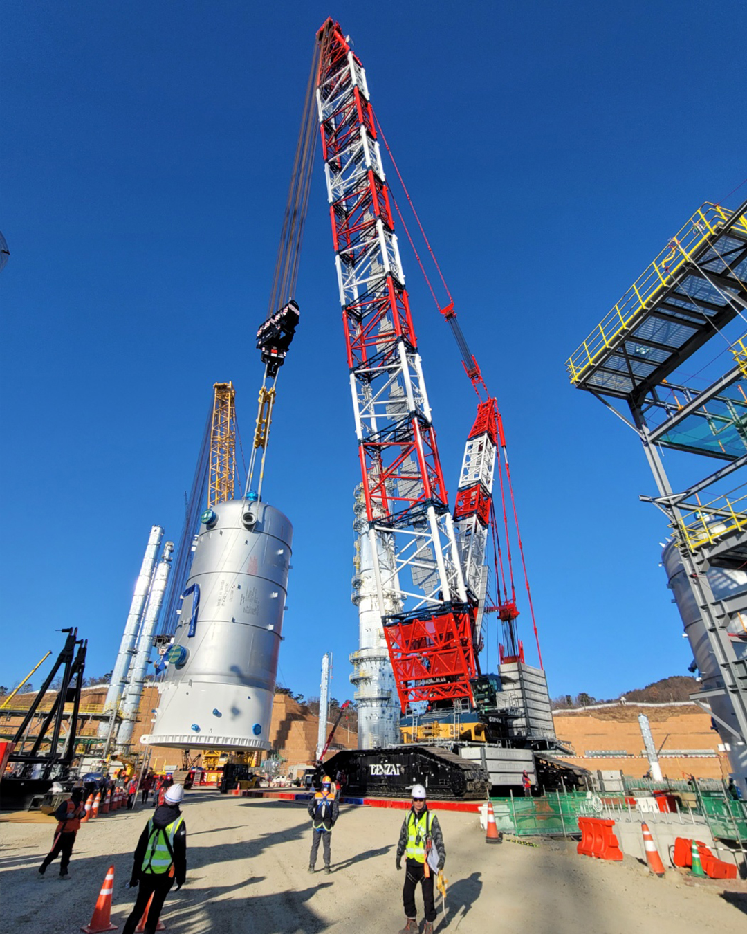 Lift after lift, the epic 2500t crawler crane, LR12500 has been a