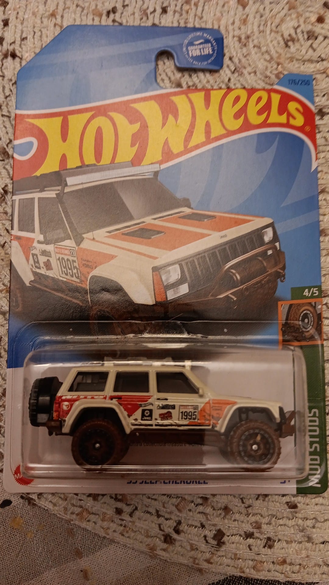Hot Wheels Treasure Hunt 2023 - Jeep Cherokee 1995 'Mud Studs' Avec Logo Secret, Neuf
