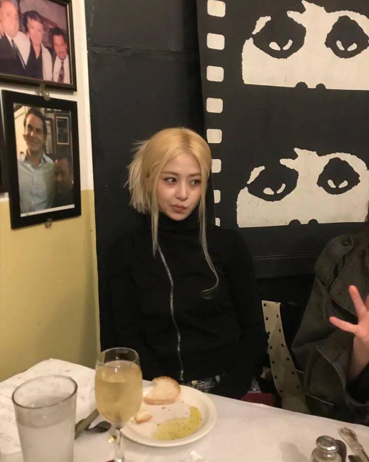 Weverse Fansign Event (unreleased selfie) - YUNJIN