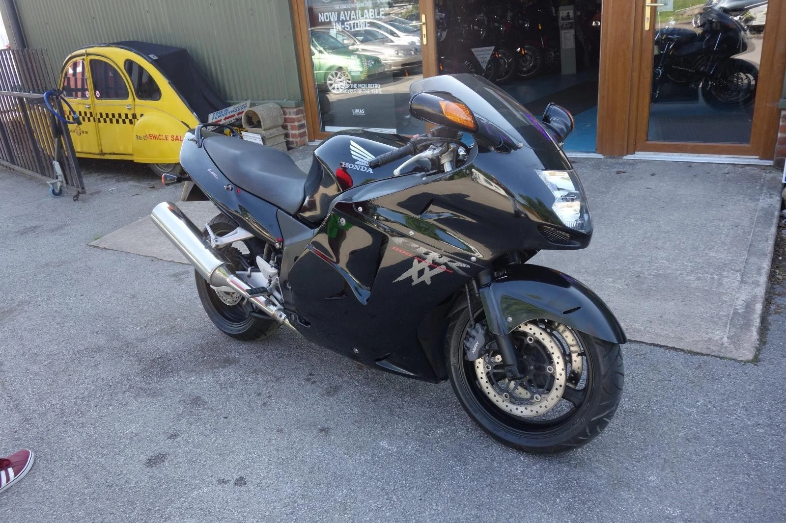 1997 Honda CBR1100XX Super Blackbird Black. 57,045 miles. Starts